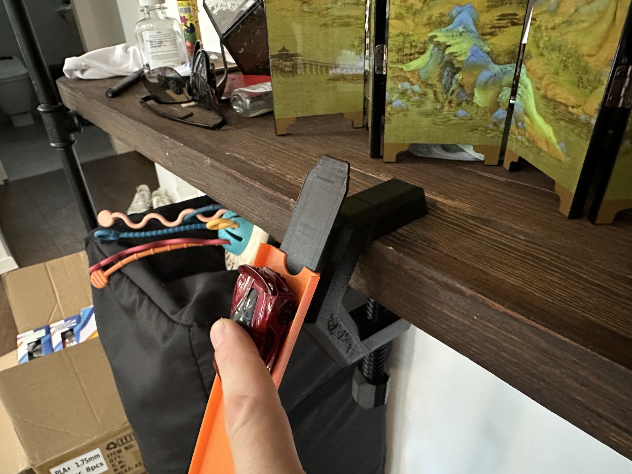 Kẹp gắn đường đua Hot Wheels cho bàn và kệ sách