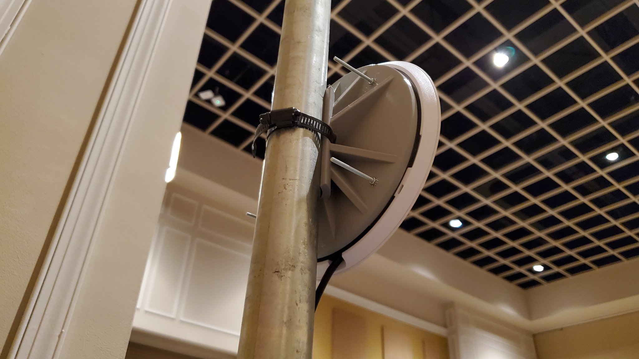 Giá đỡ gắn điểm truy cập WiFi Ubiquiti U6 Pro lên cột