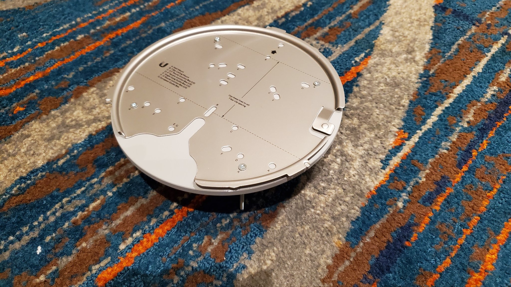 Giá đỡ gắn điểm truy cập WiFi Ubiquiti U6 Pro lên cột