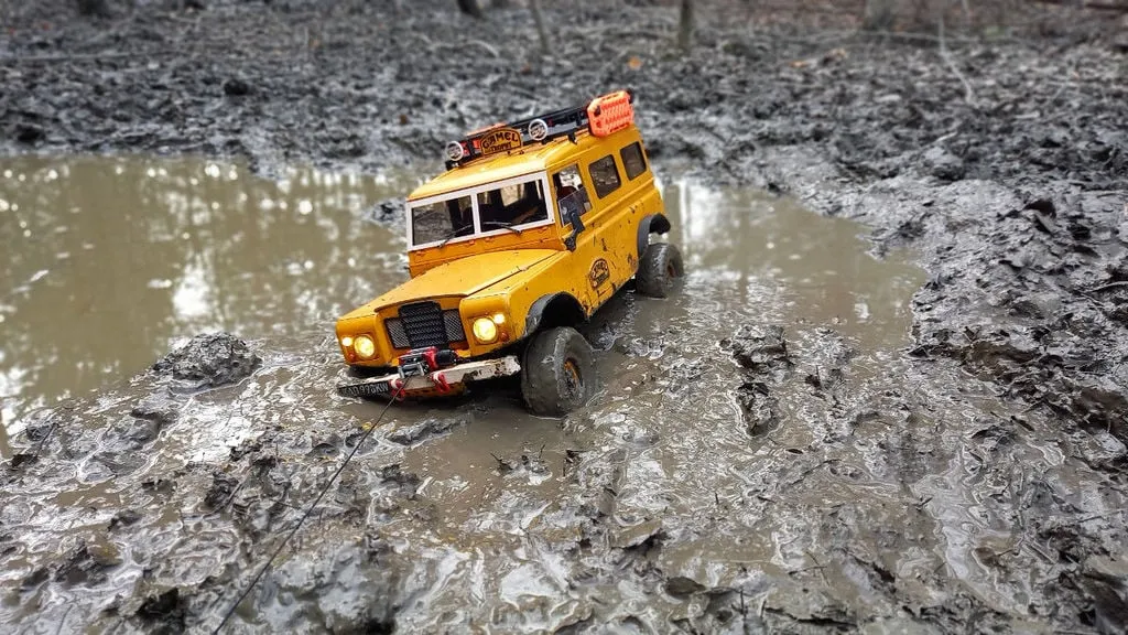 Xe Land Rover series 3 tỉ lệ 1:10 với chiều rộng bánh 313 mm