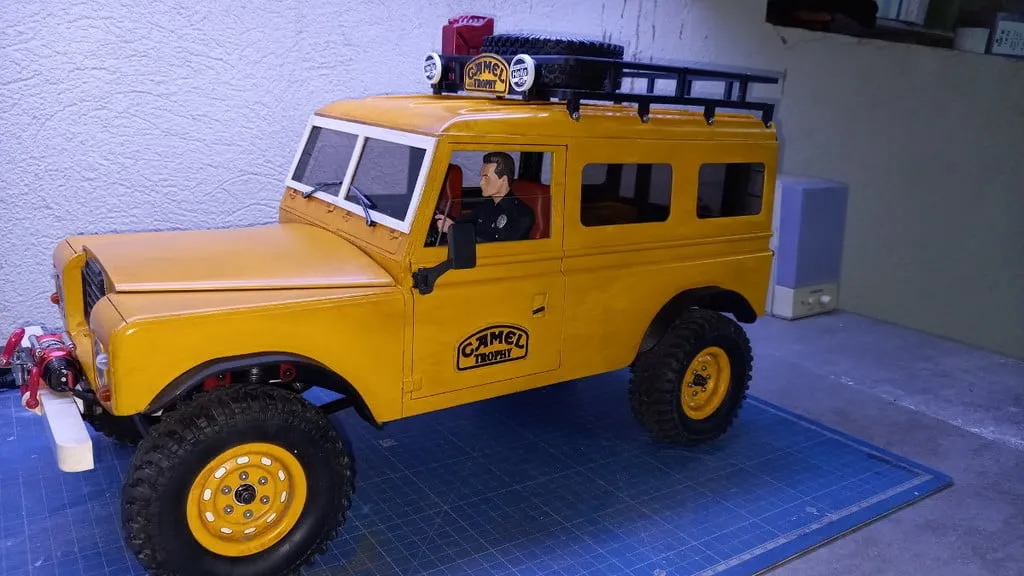 Xe Land Rover series 3 tỉ lệ 1:10 với chiều rộng bánh 313 mm