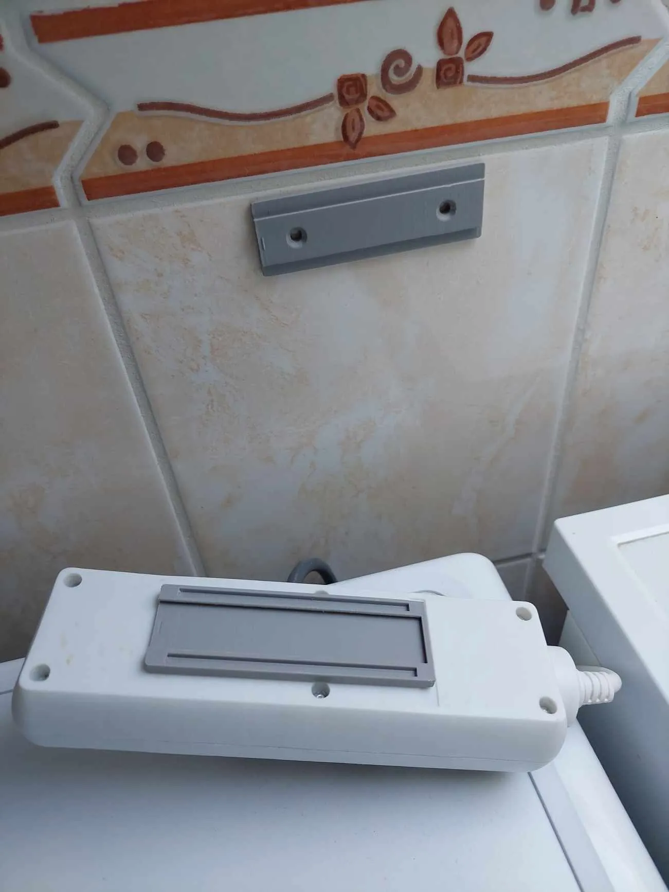 Giá đỡ dây điện gắn tường cho router và thiết bị khác