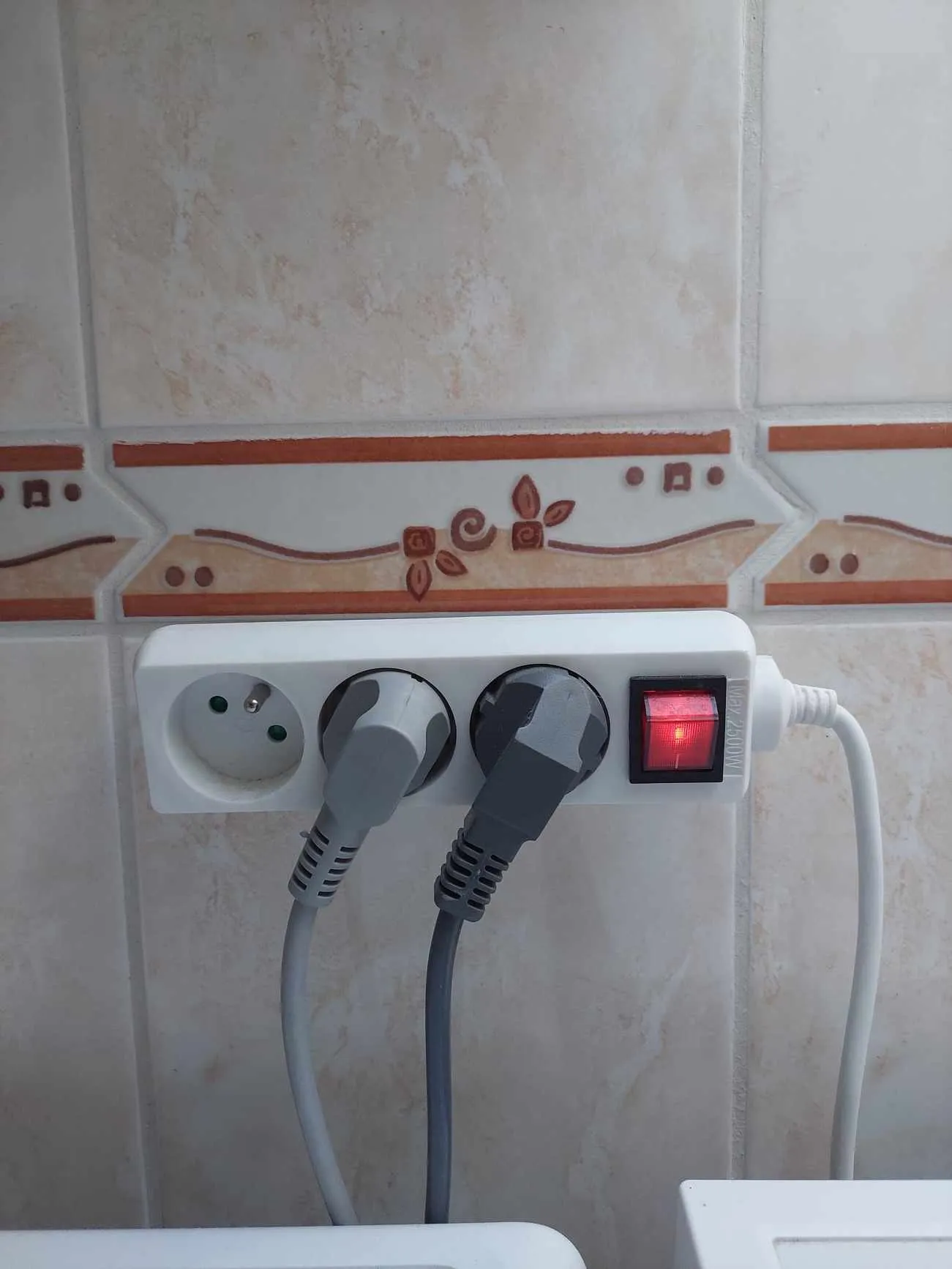 Giá đỡ dây điện gắn tường cho router và thiết bị khác