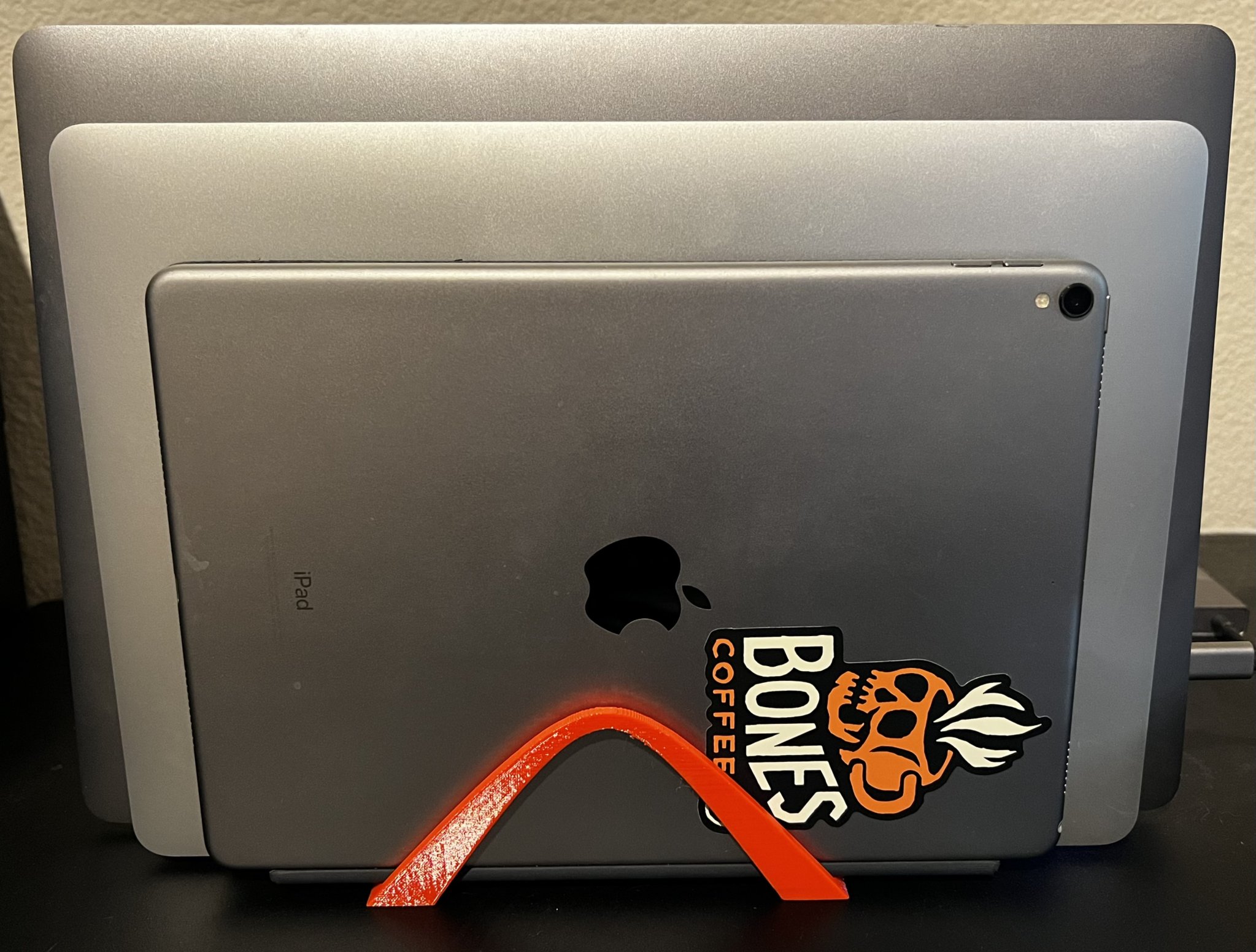 Giá đỡ đứng cho hai MacBook và một iPad