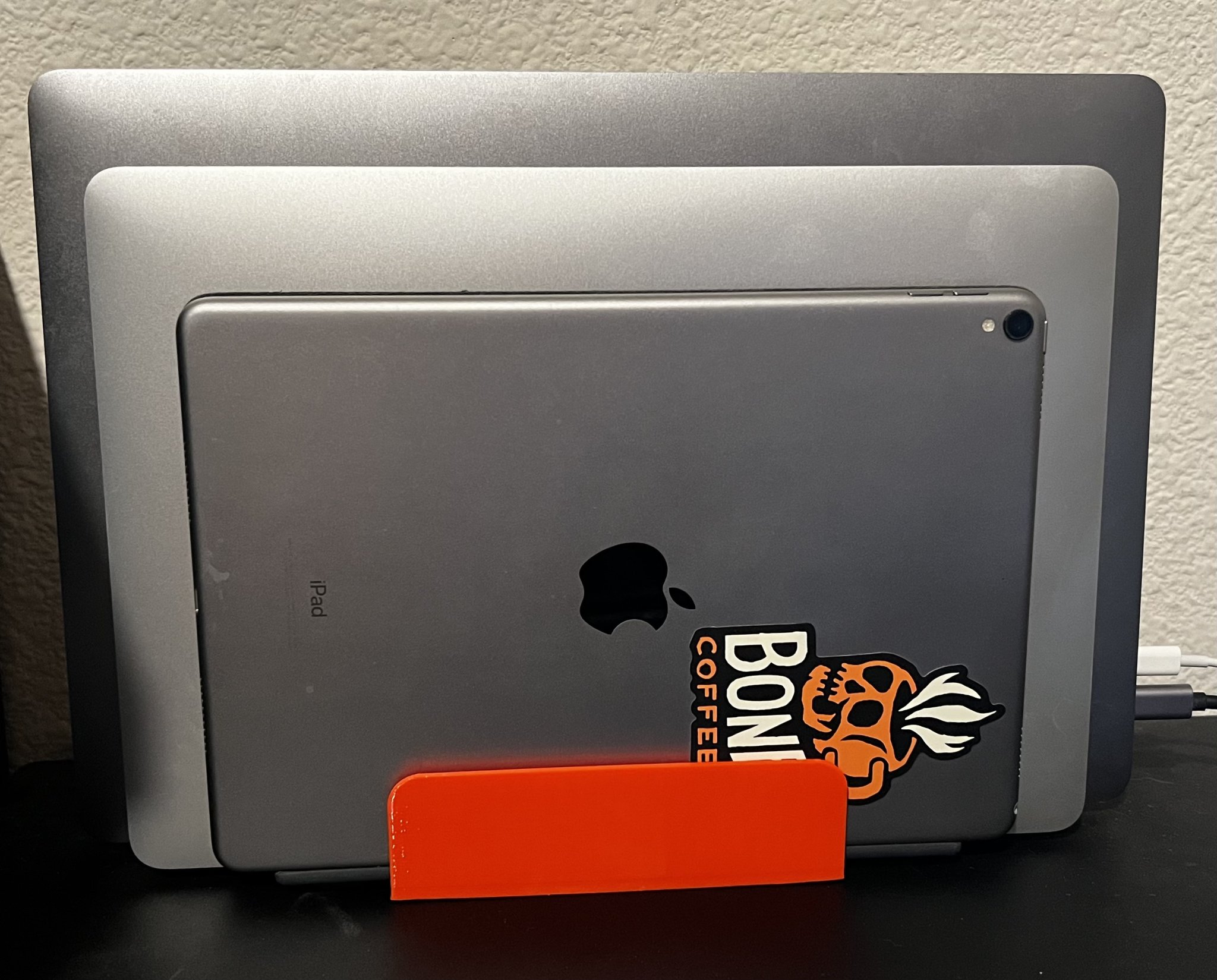 Giá đỡ đứng cho hai MacBook và một iPad