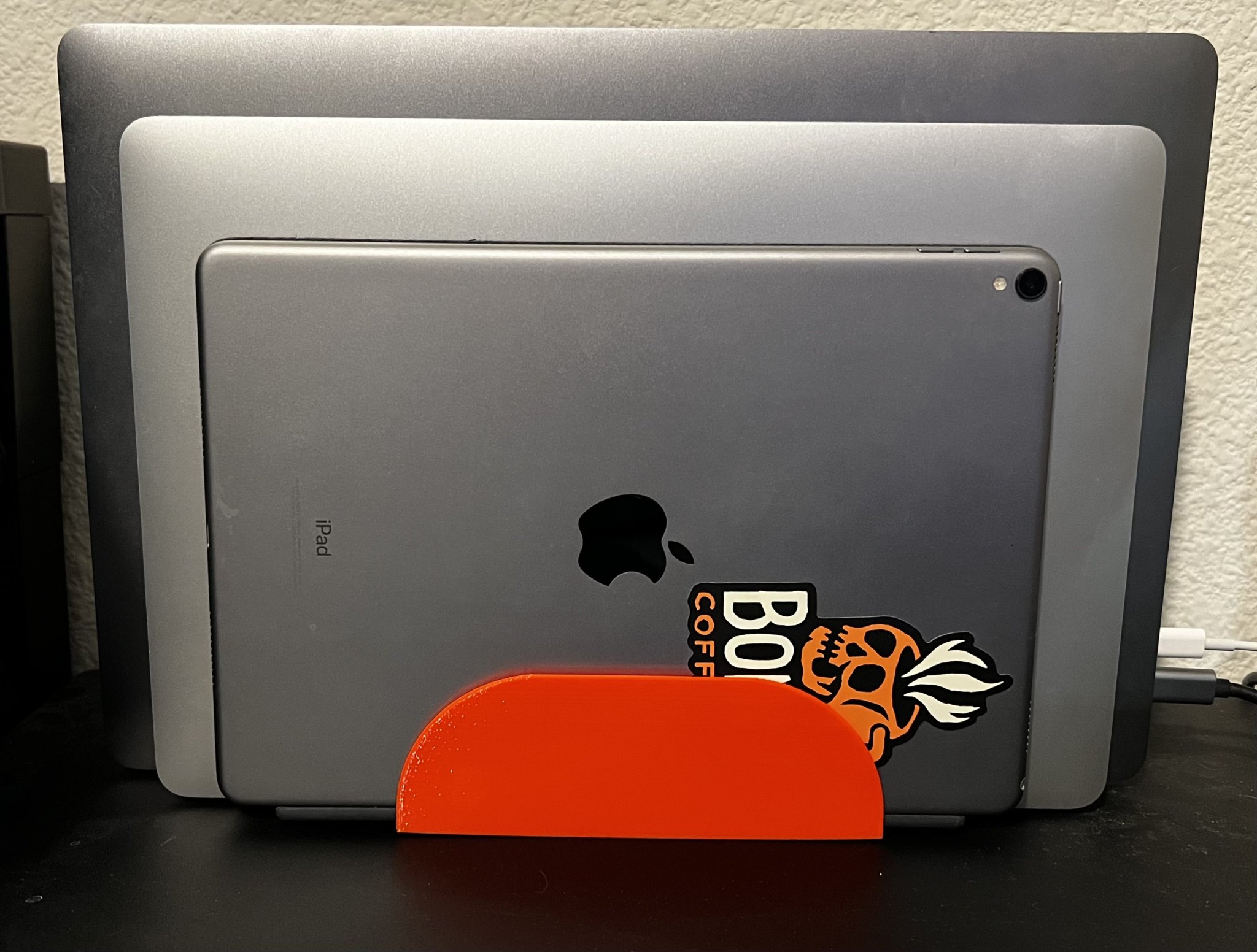 Giá đỡ đứng cho hai MacBook và một iPad