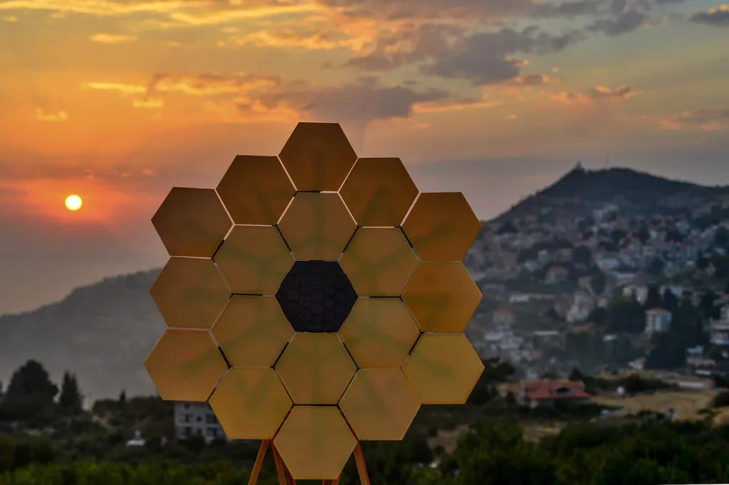 Mô hình nghệ thuật kính viễn vọng JWST tỷ lệ 1:16