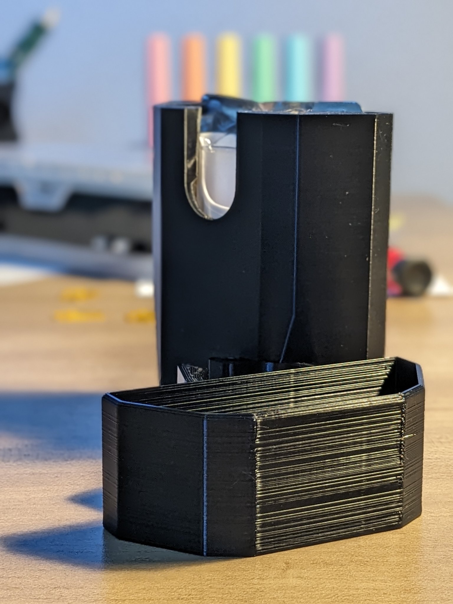 Giá đỡ Narcan kín đáo với nắp ngắn và cao