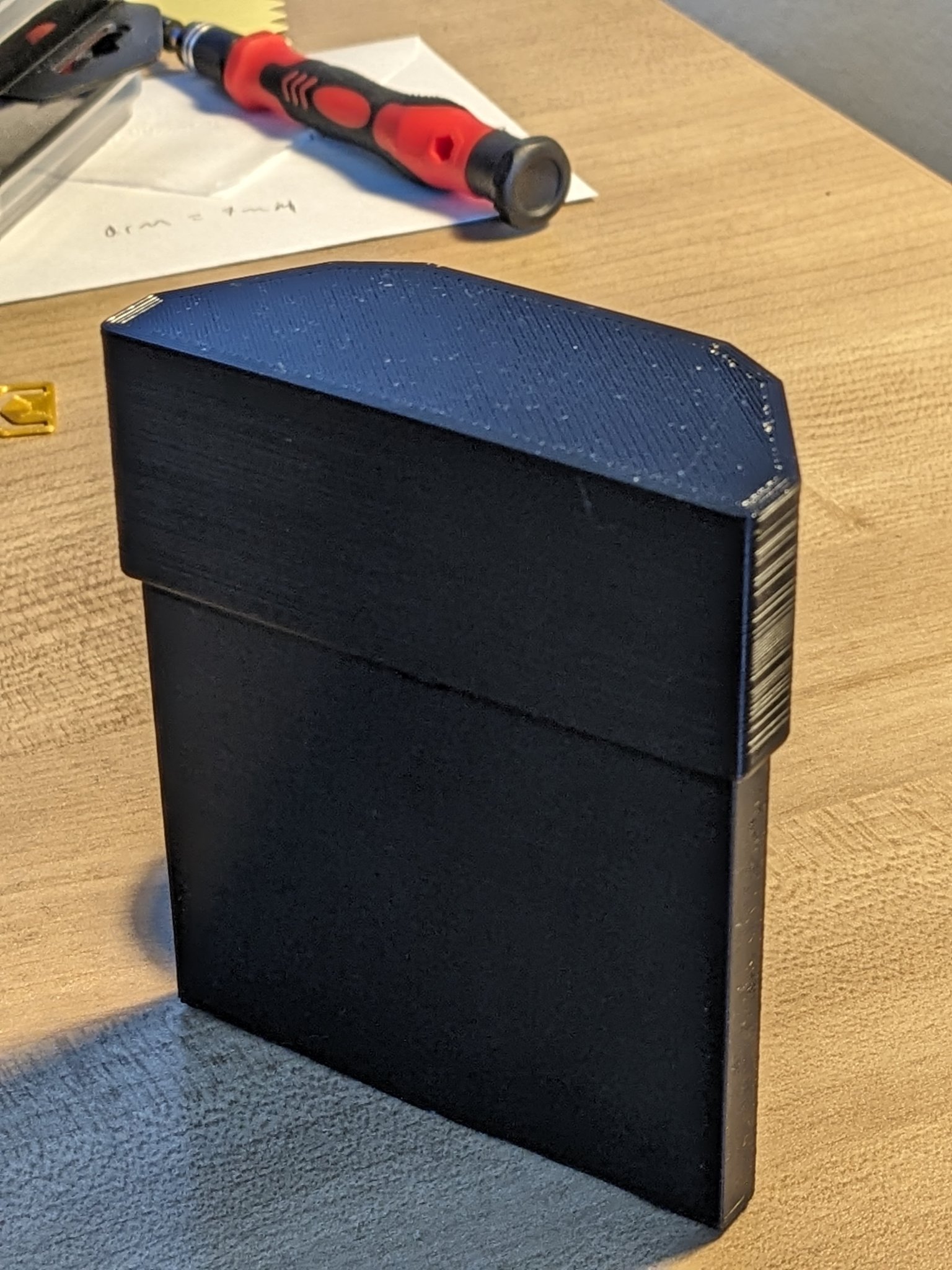 Giá đỡ Narcan kín đáo với nắp ngắn và cao