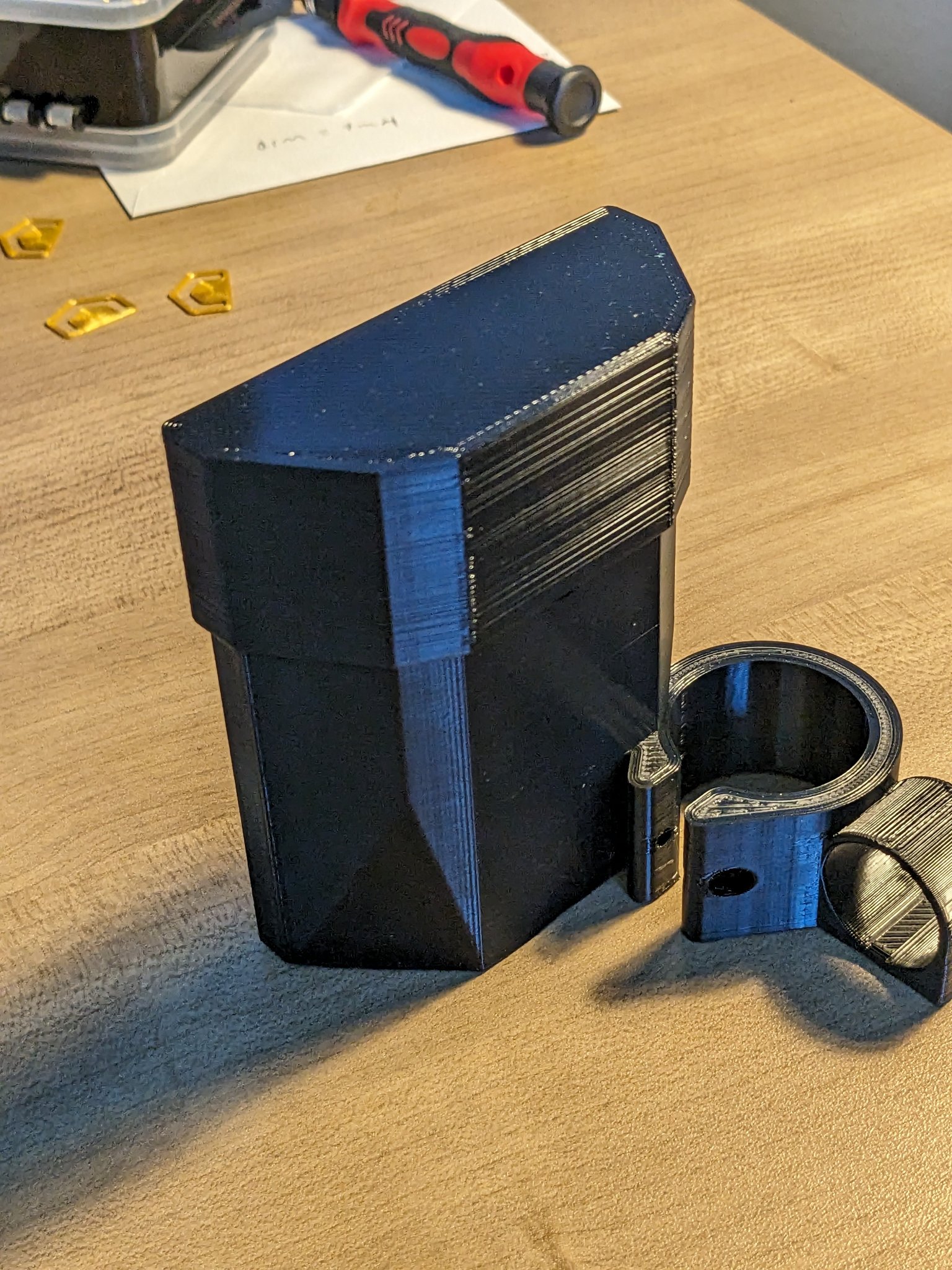 Giá đỡ Narcan kín đáo với nắp ngắn và cao