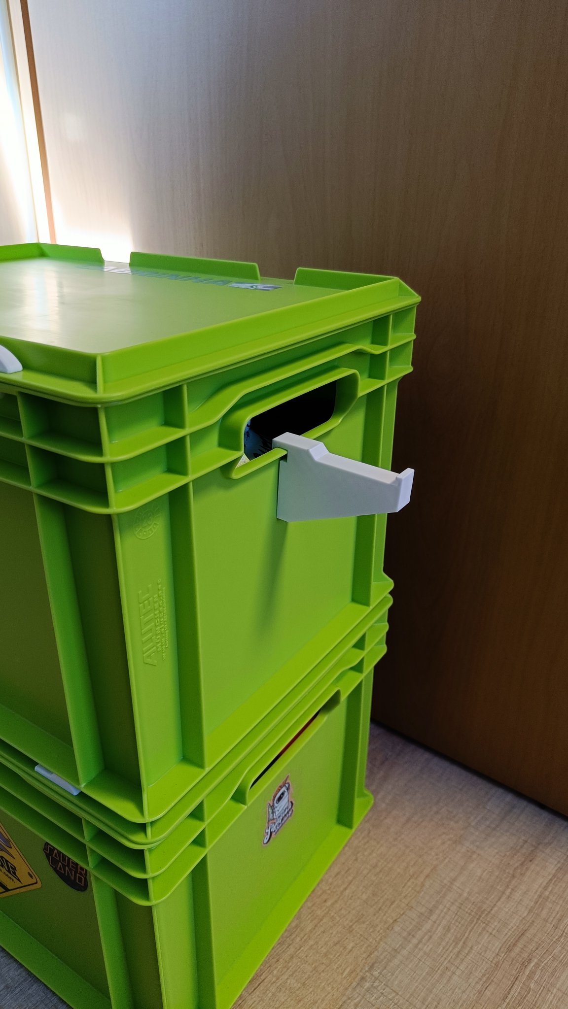 Móc treo dễ dàng cho Eurobox để treo mũ bảo hiểm