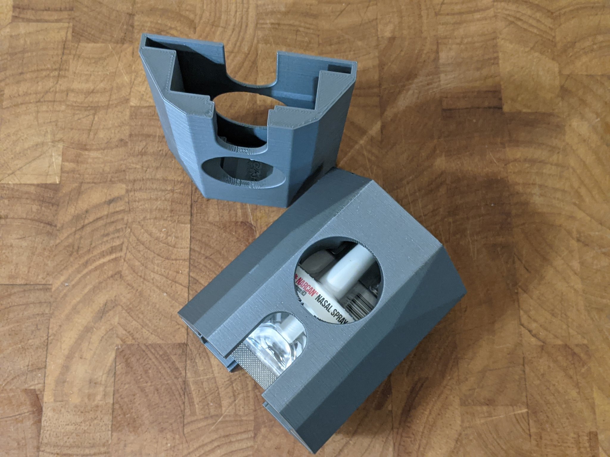 Giá đỡ bình xịt mũi NARCAN (naloxone) cho trường hợp quá liều...