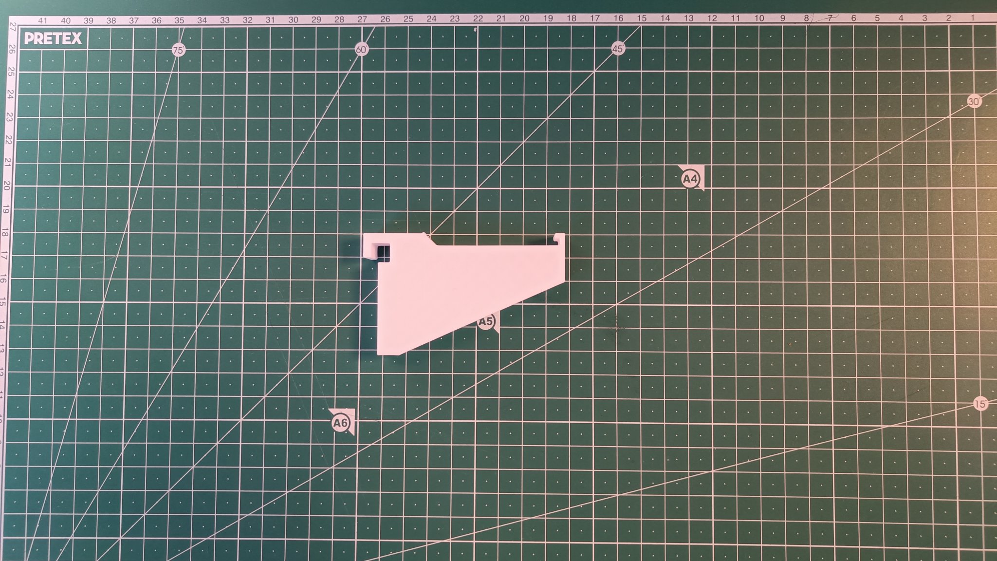 Móc treo dễ dàng cho Eurobox để treo mũ bảo hiểm