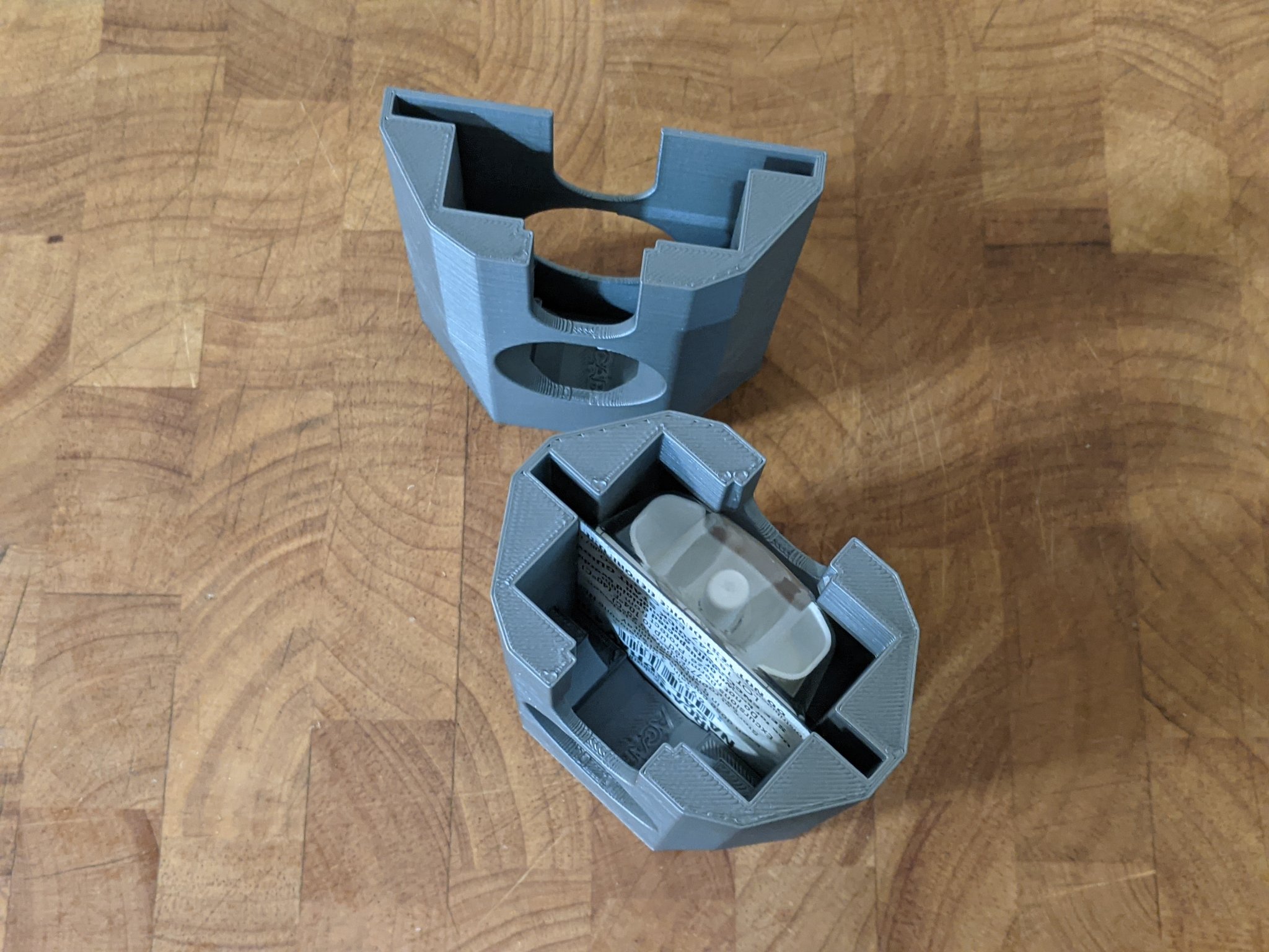 Giá đỡ bình xịt mũi NARCAN (naloxone) cho trường hợp quá liều...