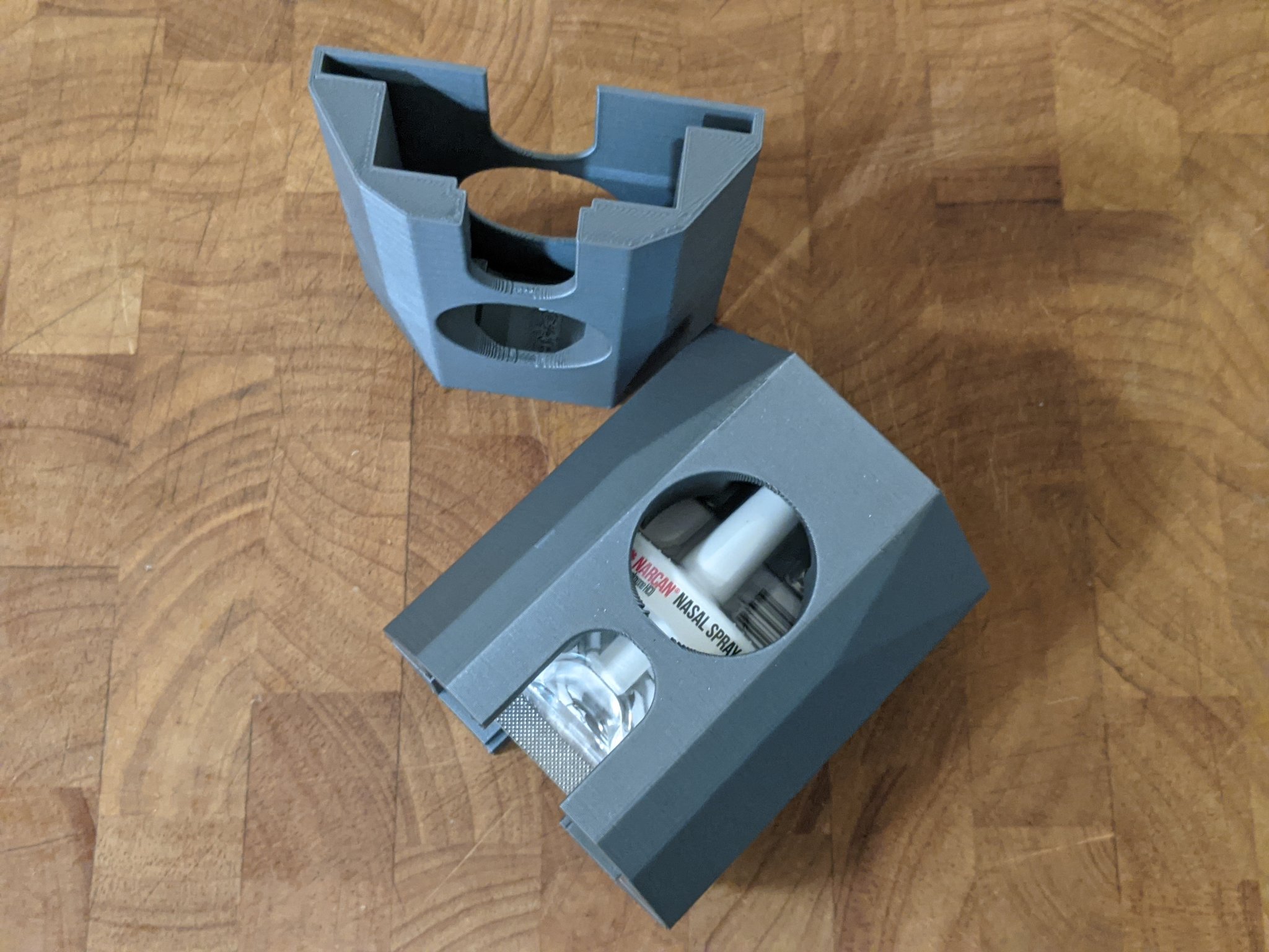 Giá đỡ bình xịt mũi NARCAN (naloxone) cho trường hợp quá liều...