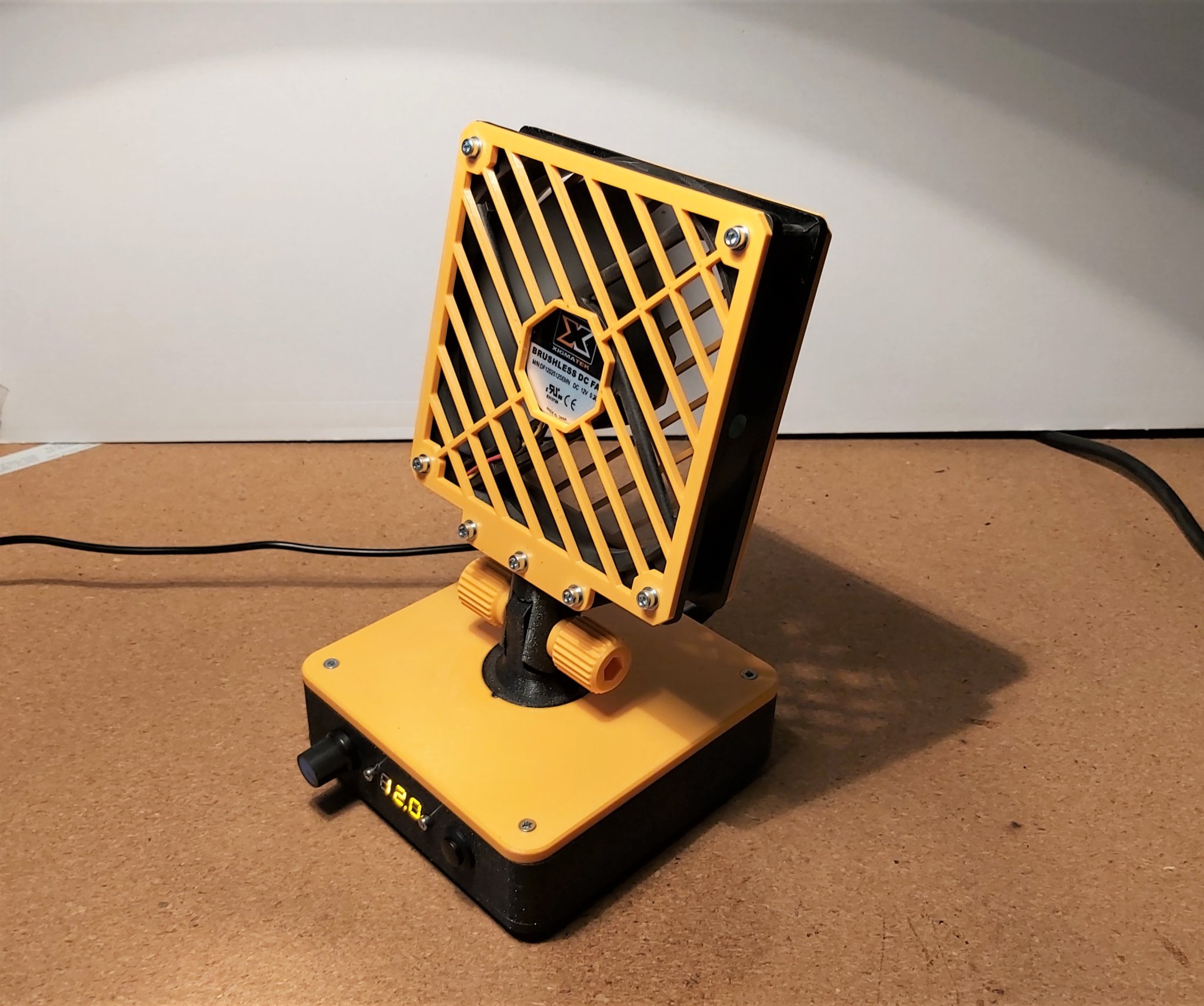 Quạt để bàn nghiêng V02 với công tắc và điều chỉnh tốc độ