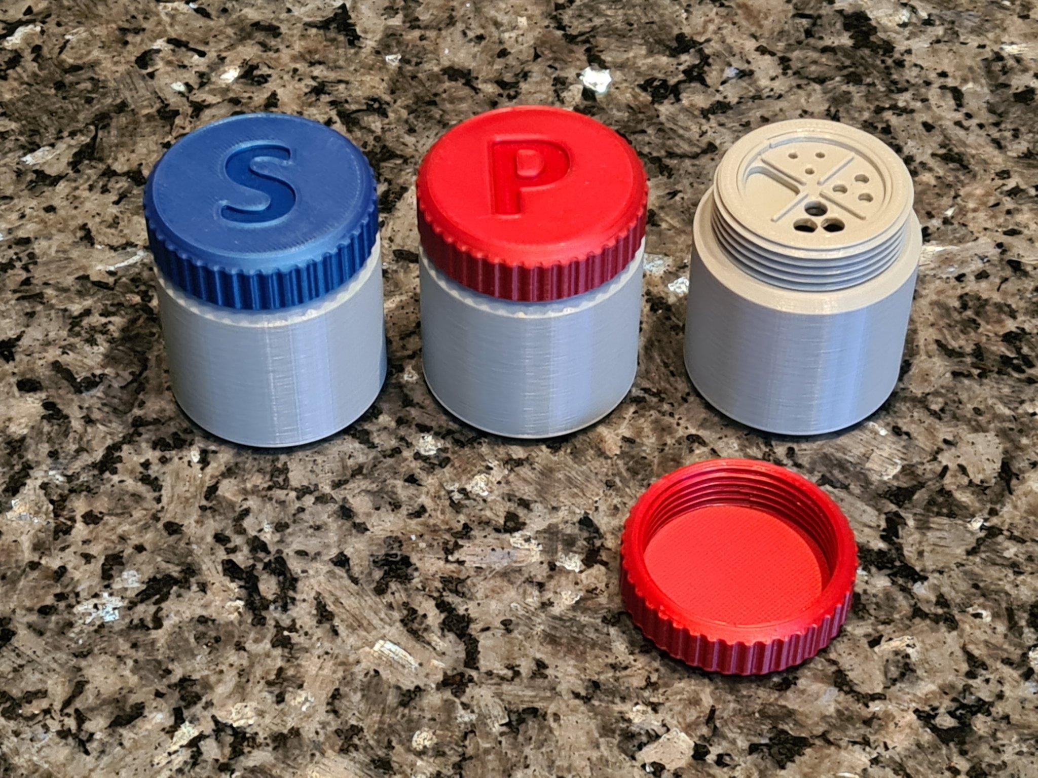 Cụm rắc gia vị ngoài trời cho muối và tiêu