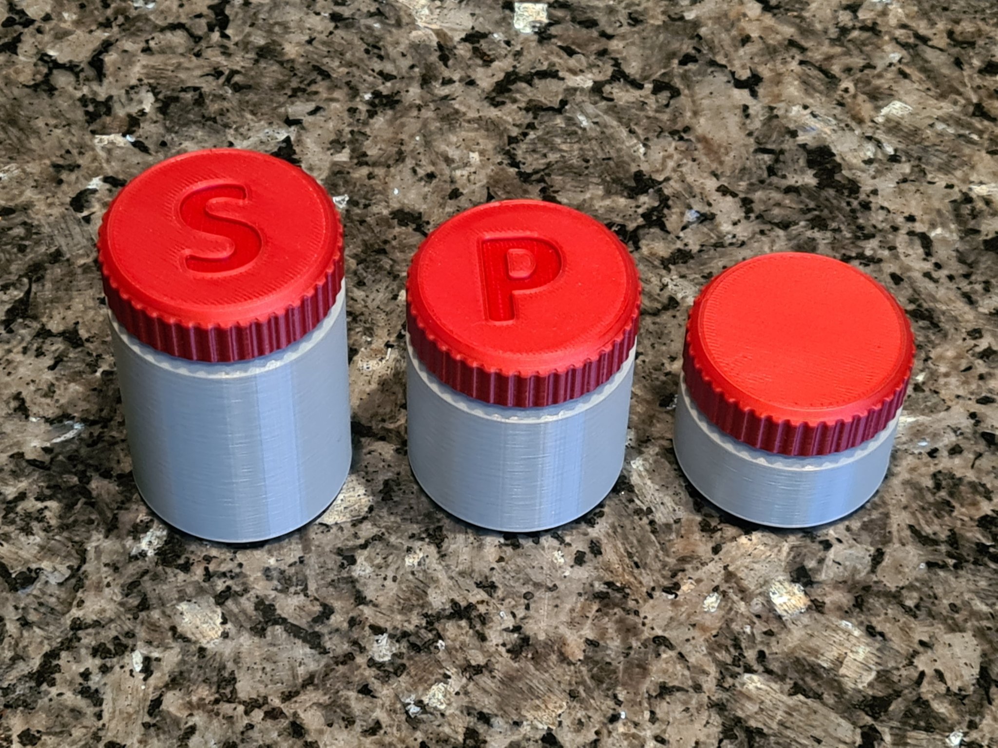 Cụm rắc gia vị ngoài trời cho muối và tiêu