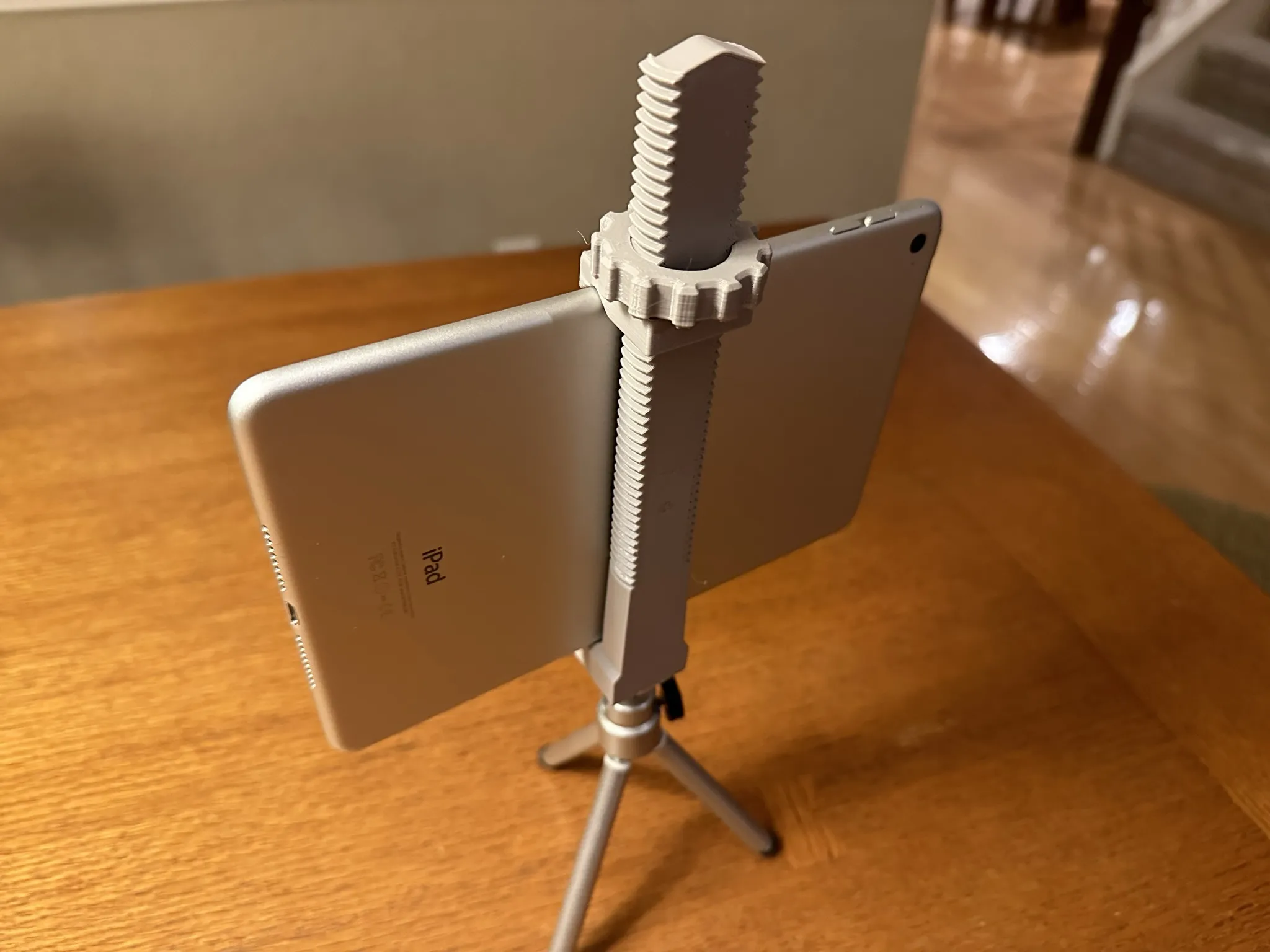 Giá đỡ chân máy cho máy tính bảng với ren 1/4