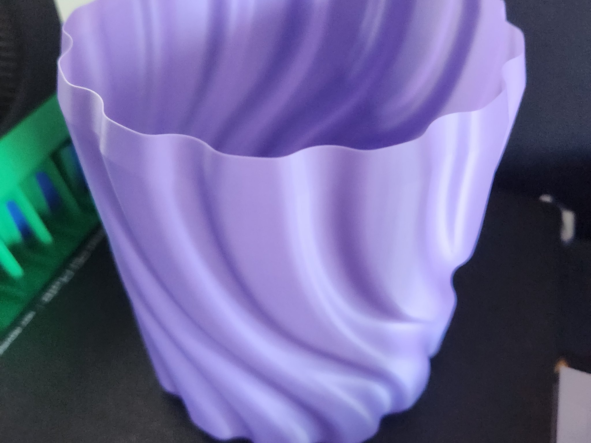 Bình hoa xoắn ốc đơn giản để lưu trữ đồ vật