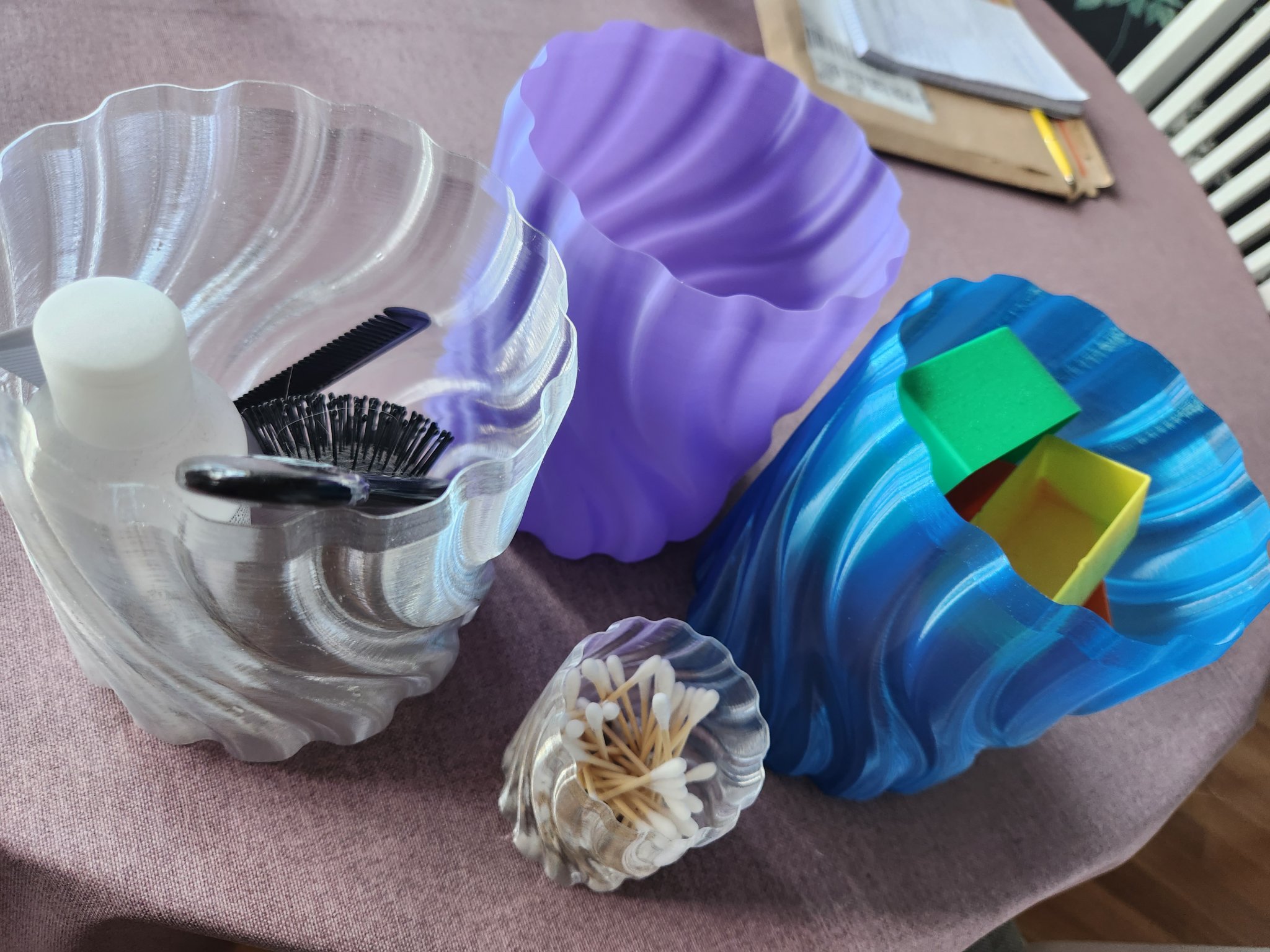 Bình hoa xoắn ốc đơn giản để lưu trữ đồ vật