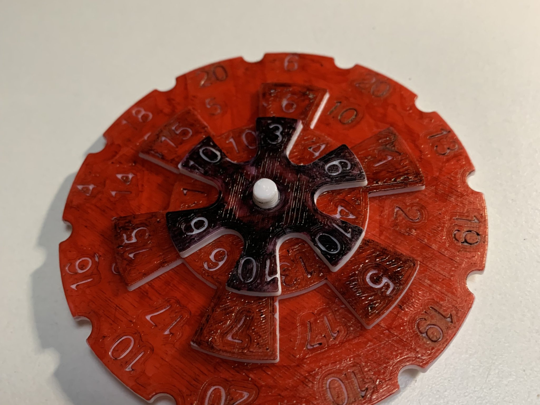 Câu đố toán học sắp xếp số trên đĩa để đạt tổng giố...