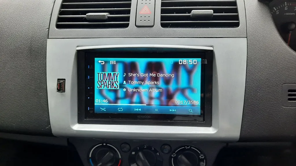 Bộ trim và visor cho đầu phát màn hình cảm ứng Suzuki Swift 2009