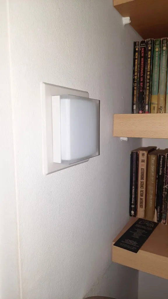 Mặt trước Netatmo Relay kiểu dáng thấp cho hộp tường UK