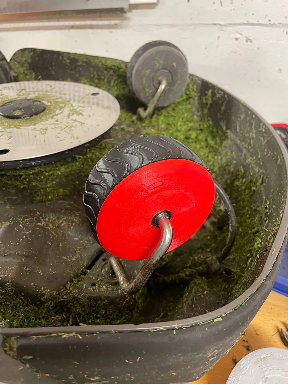 Thay thế bánh trước cho máy cắt cỏ Husquarna Automower