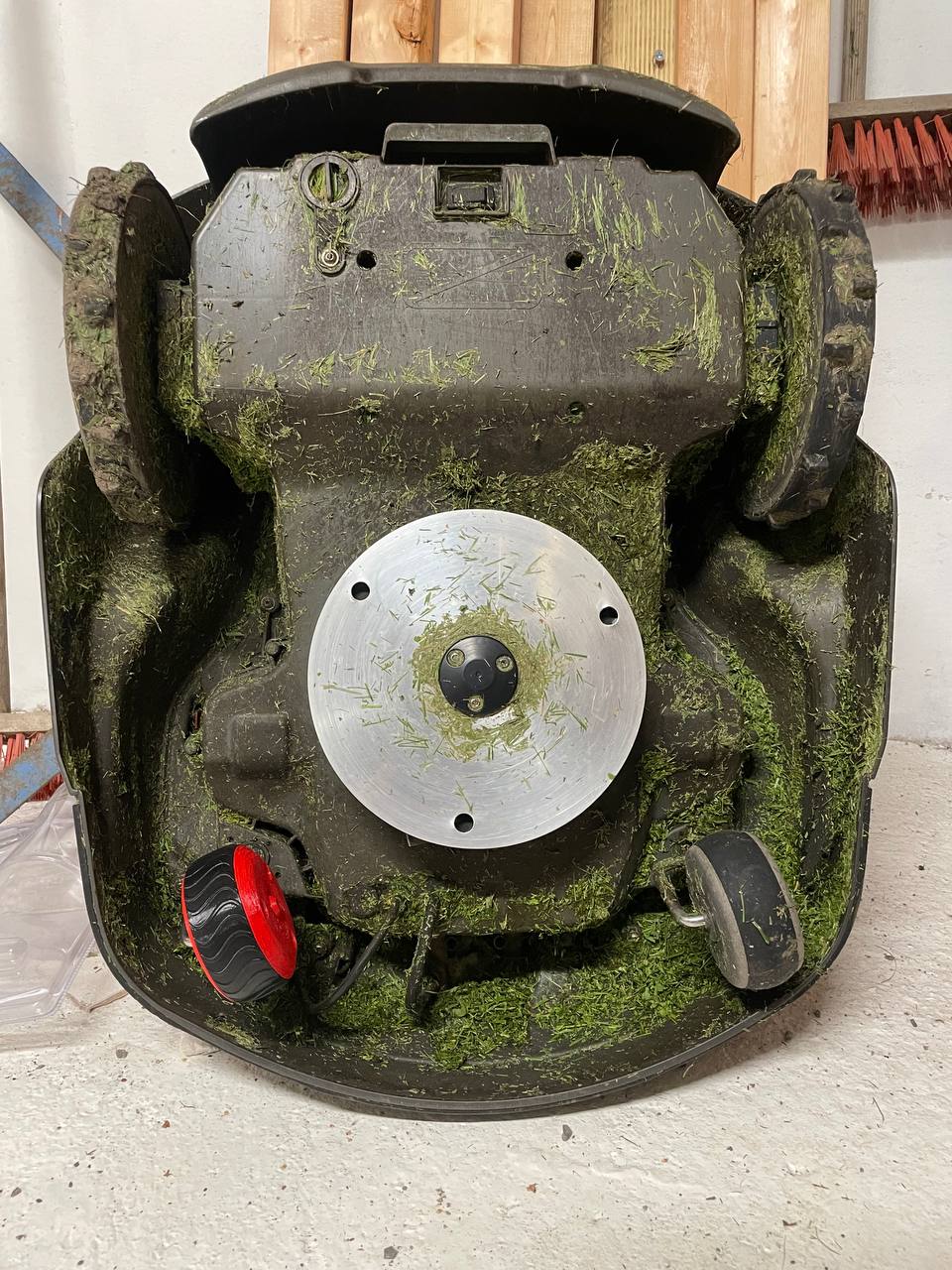 Thay thế bánh trước cho máy cắt cỏ Husquarna Automower