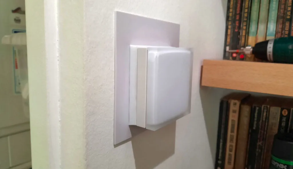Mặt trước Netatmo Relay cho hộp tường UK