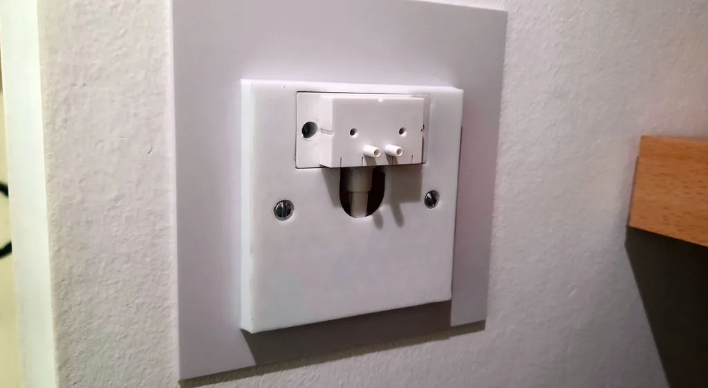 Mặt trước Netatmo Relay cho hộp tường UK