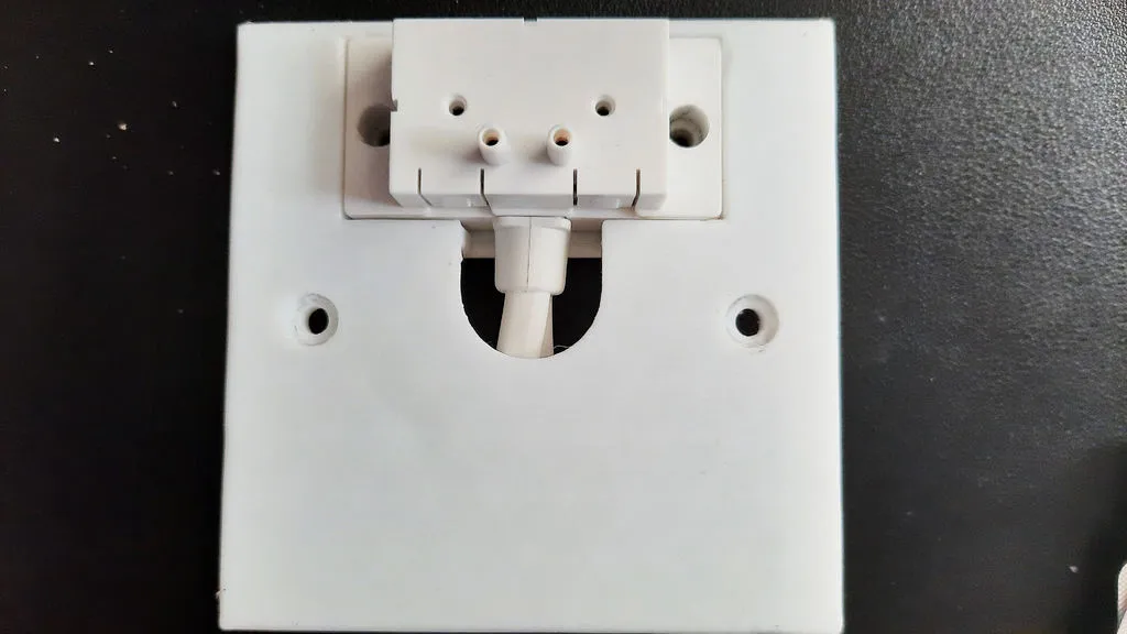 Mặt trước Netatmo Relay cho hộp tường UK