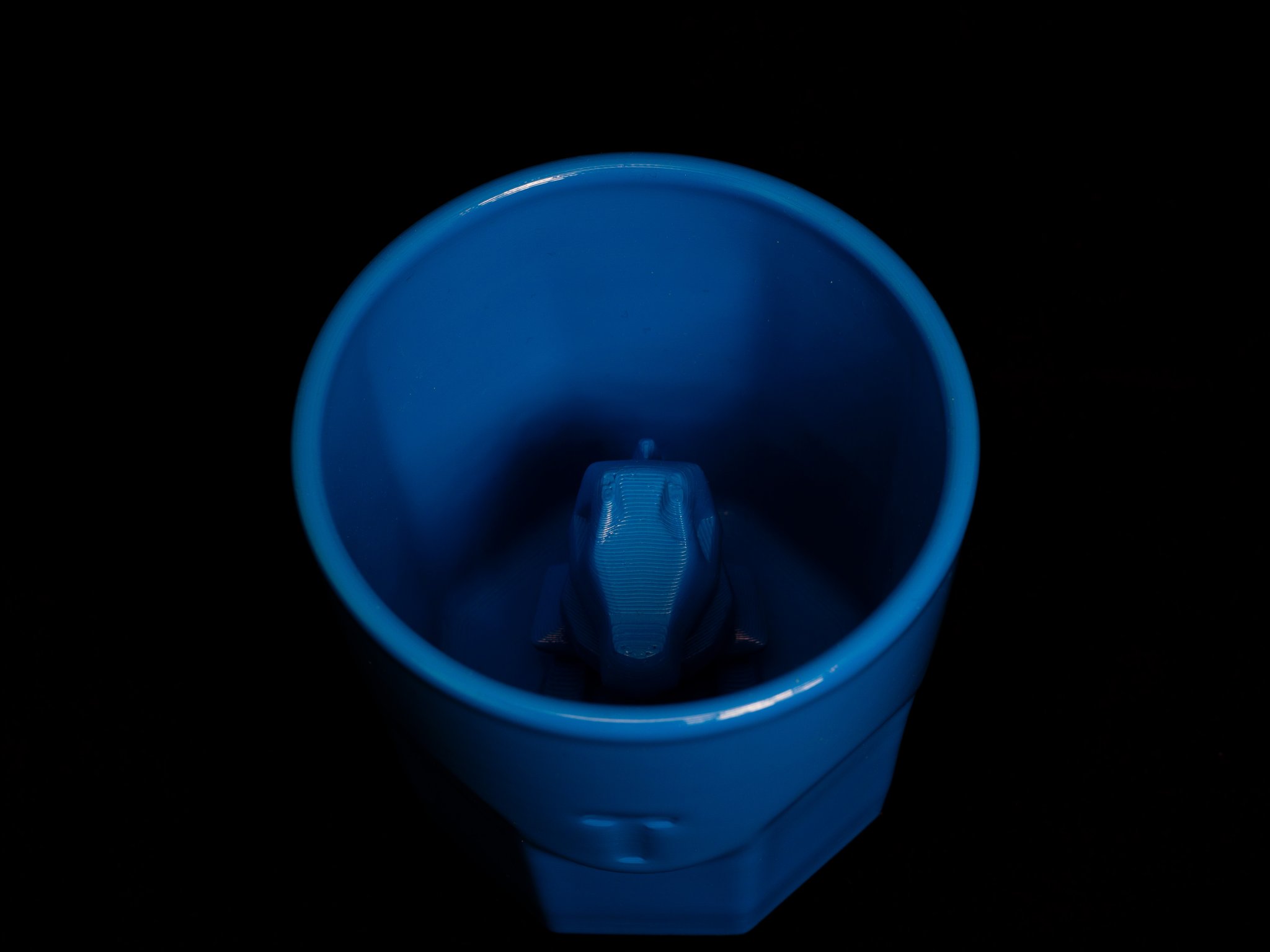 Totodile ẩn mình trong cốc Octaglass