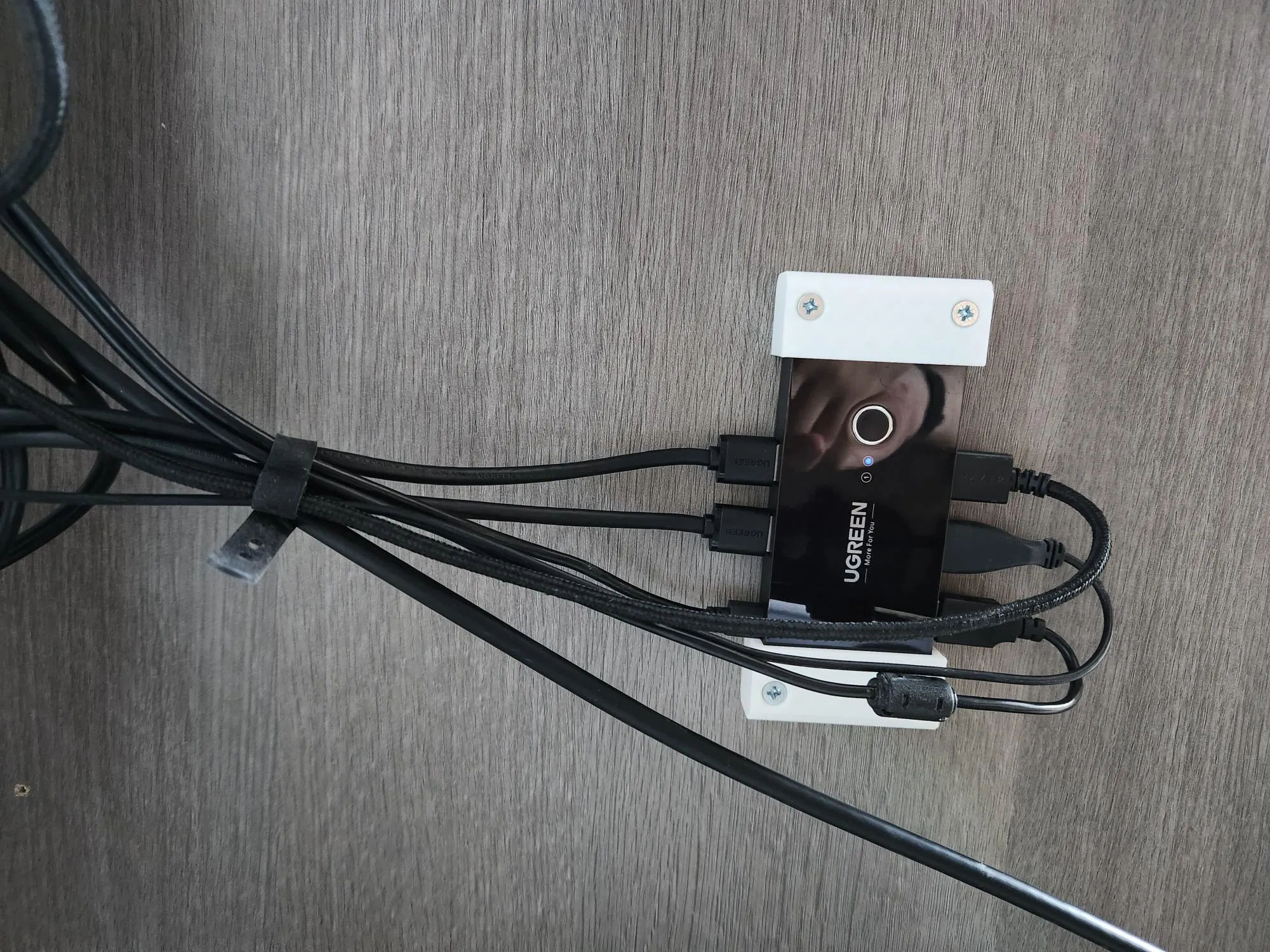 Giá đỡ chuyển đổi USB Ugreen lắp tường hoặc bàn