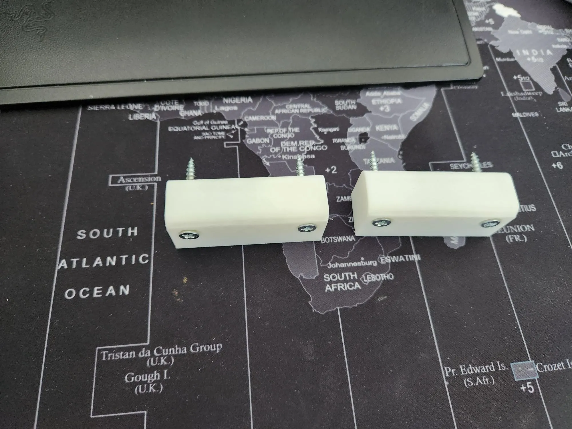 Giá đỡ chuyển đổi USB Ugreen lắp tường hoặc bàn