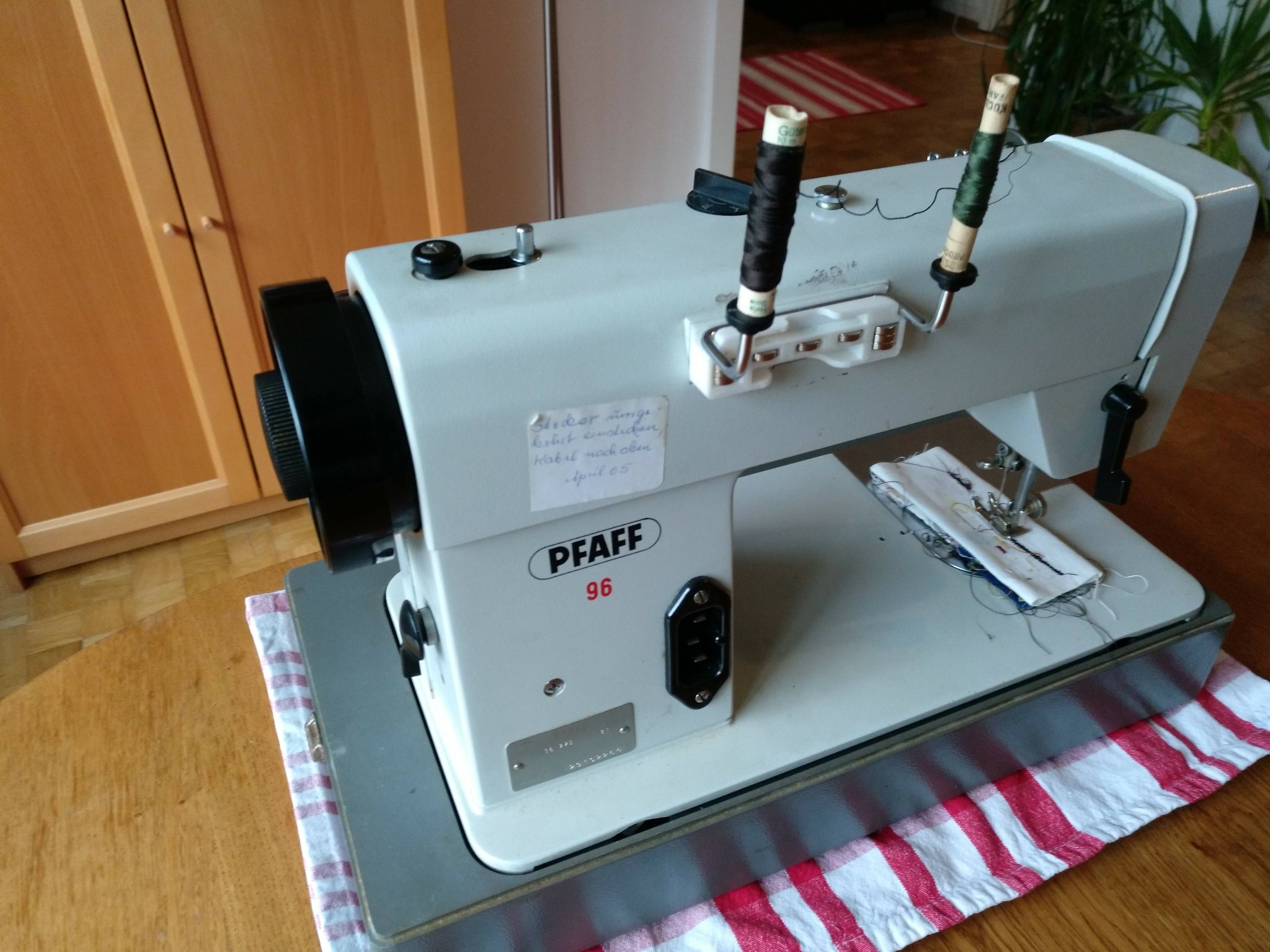 Giá đỡ cuộn chỉ từ tính cho máy may Pfaff cổ điển