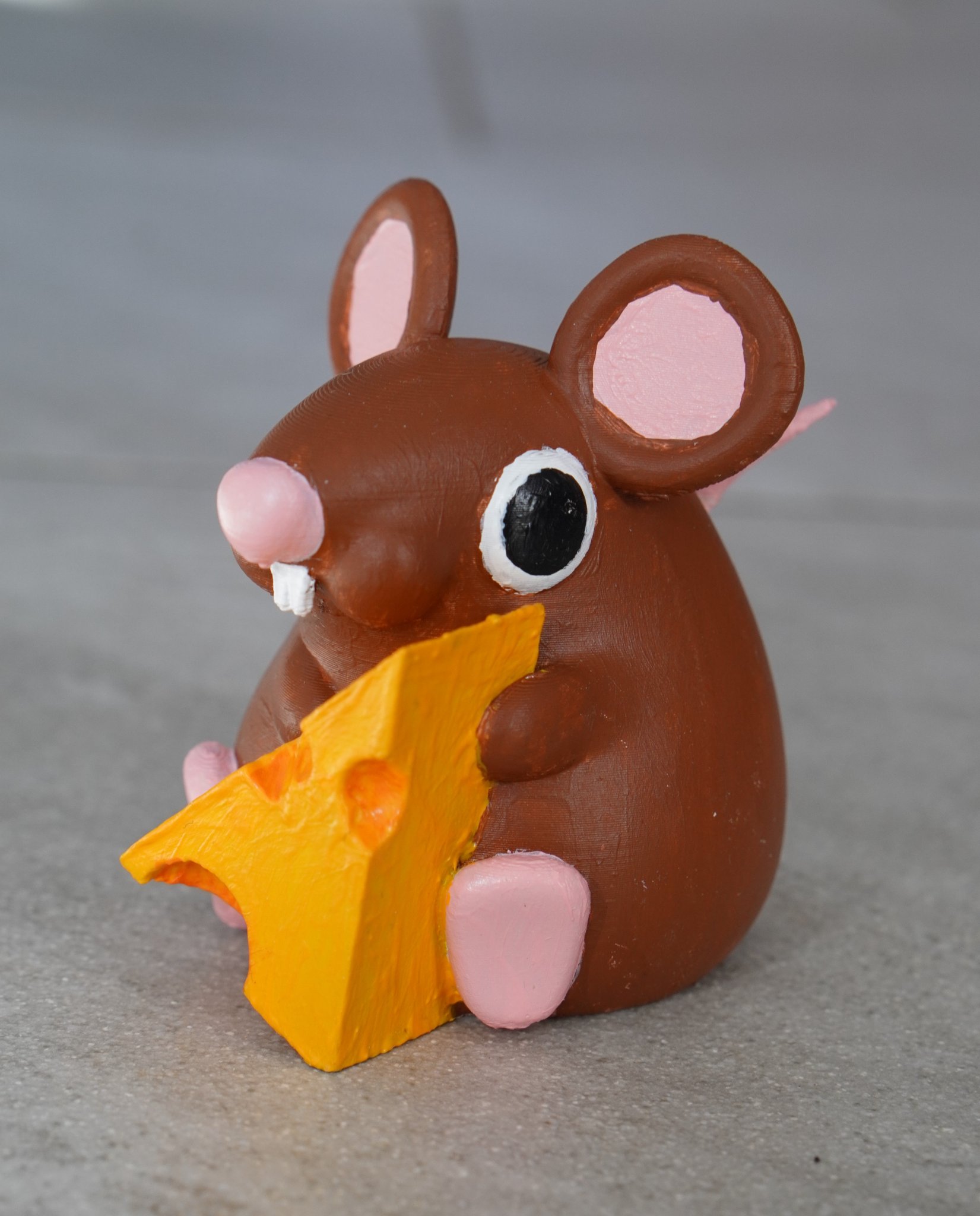 Chuột Mập Đang Ăn Phô Mai