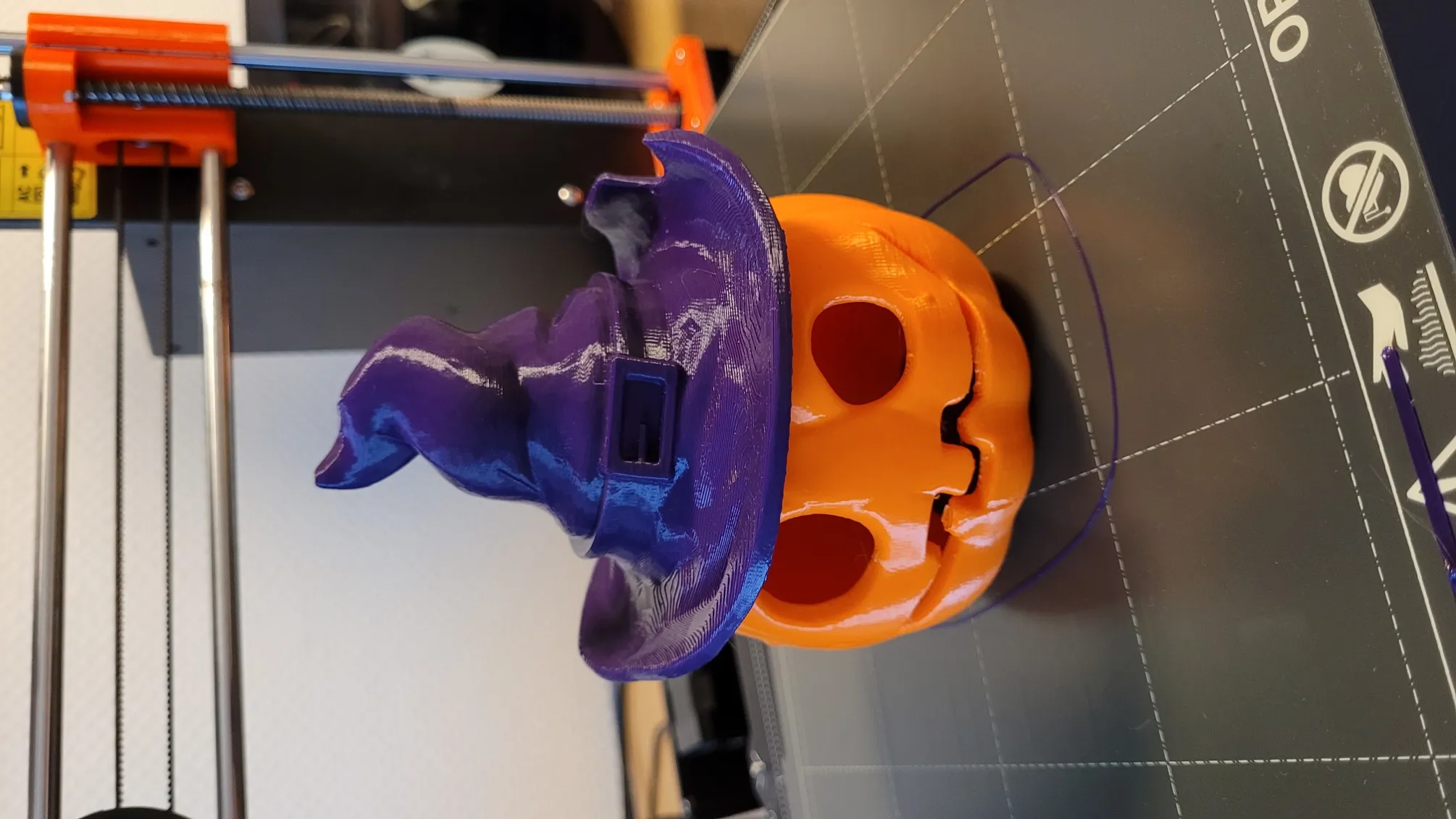 Nắp bí ngô trên mũ phù thủy cho Halloween