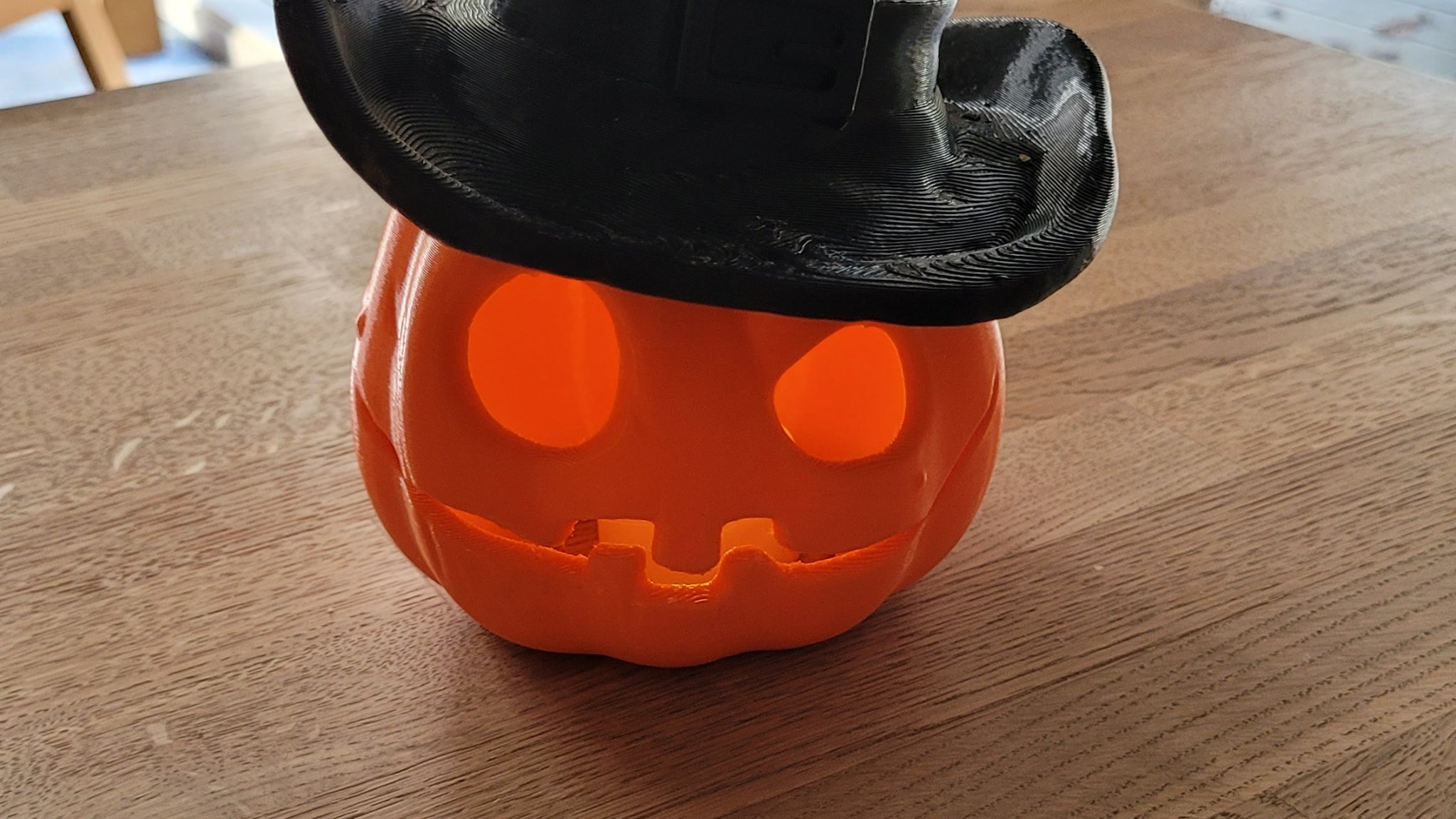 Nắp bí ngô trên mũ phù thủy cho Halloween