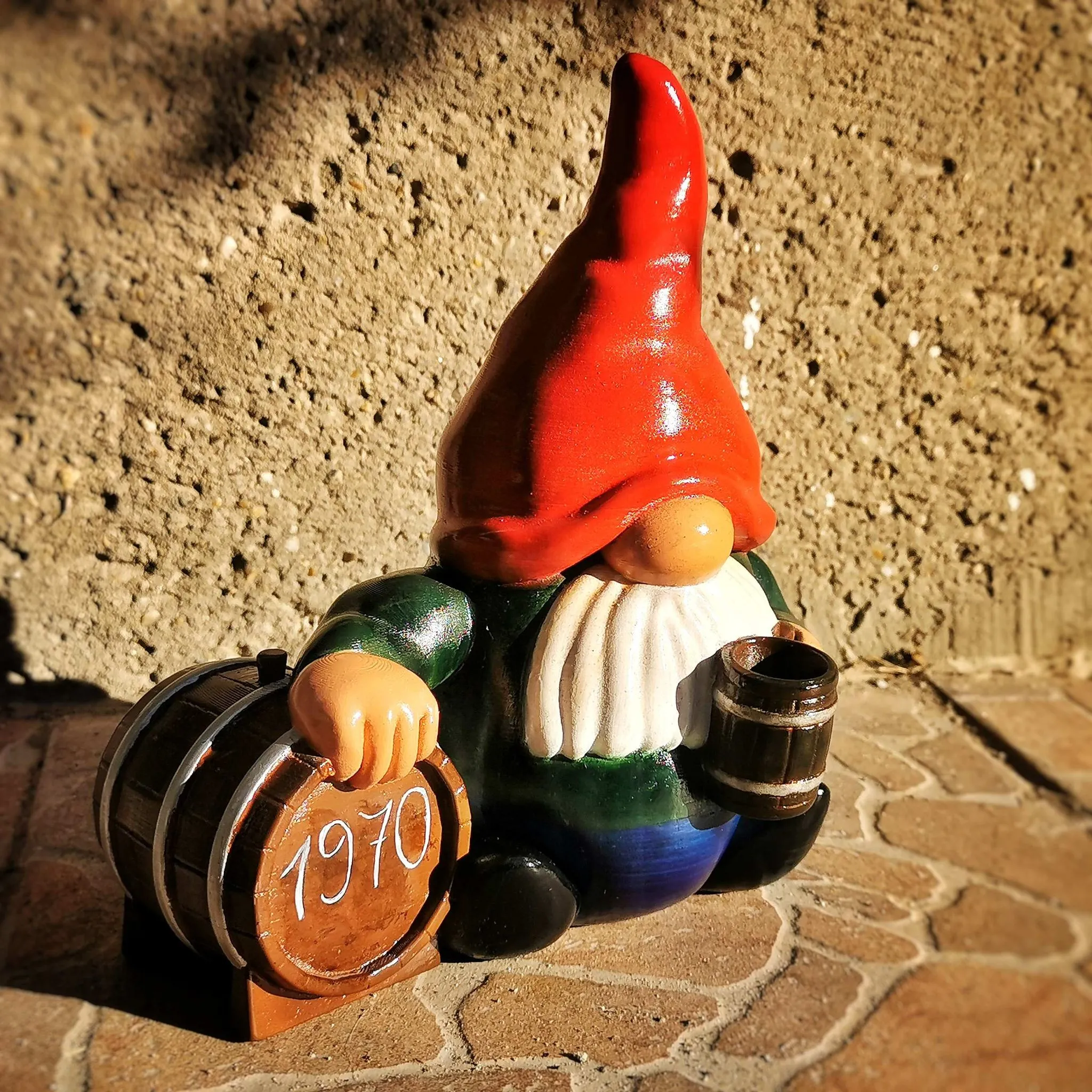 Nhân vật người lùn say rượu với thùng rượu