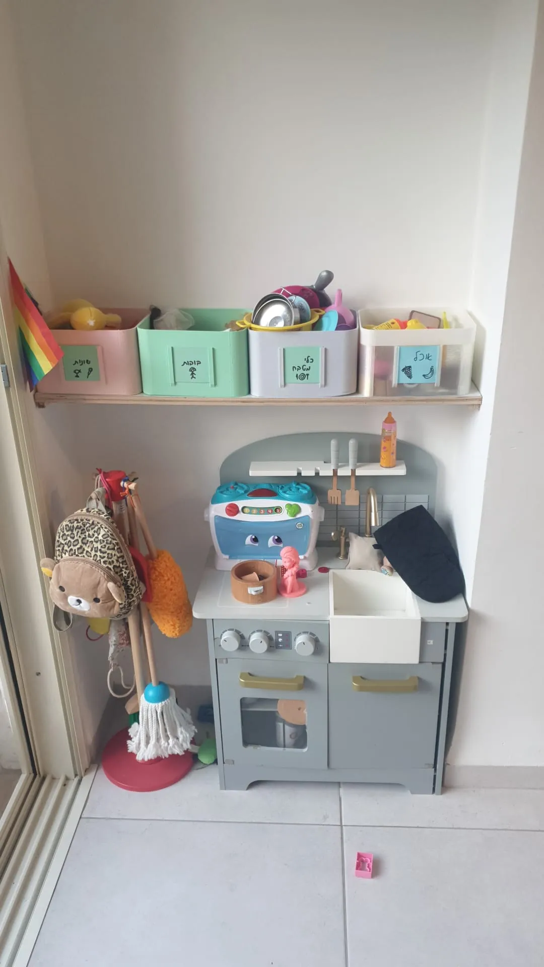 Thùng chứa đồ chơi trẻ em mở trên đỉnh