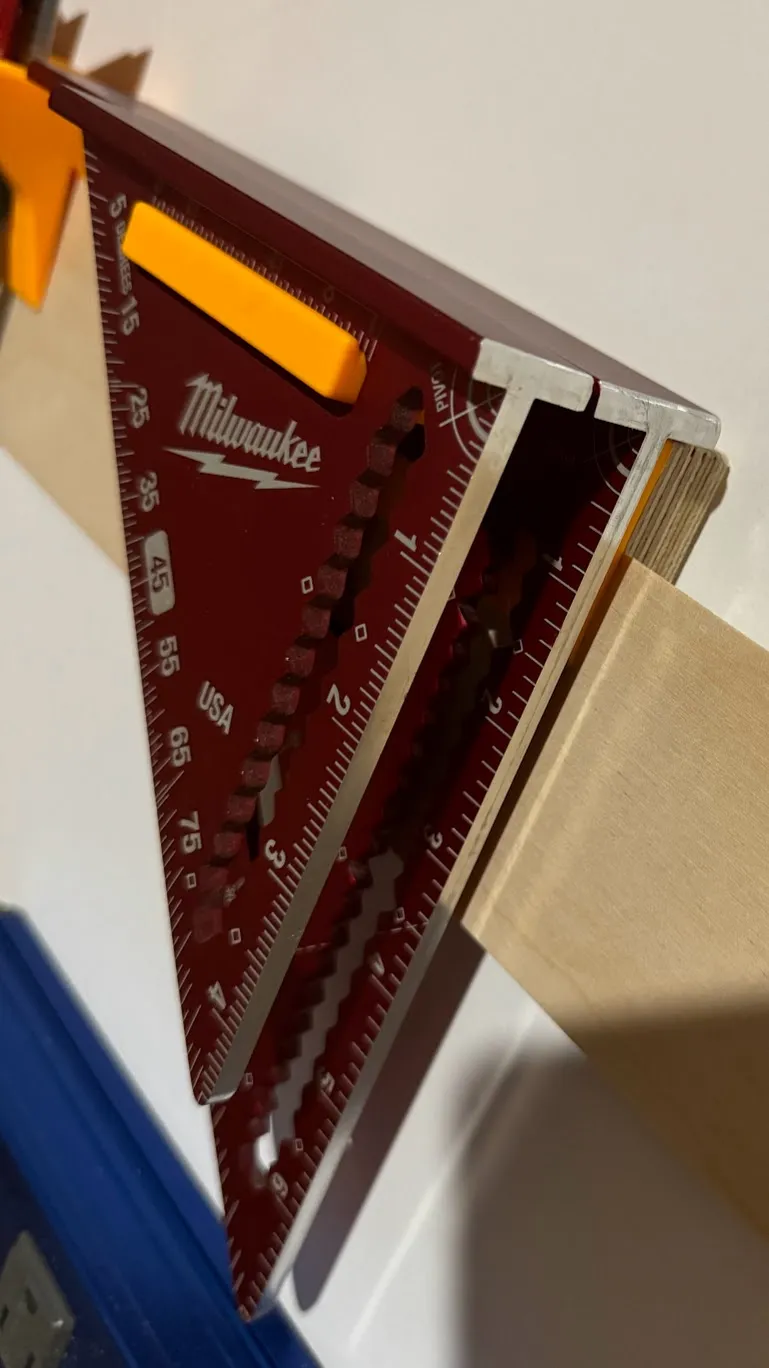 Giá đỡ vuông Milwaukee cho tường với khả năng giữ hai vuông c...