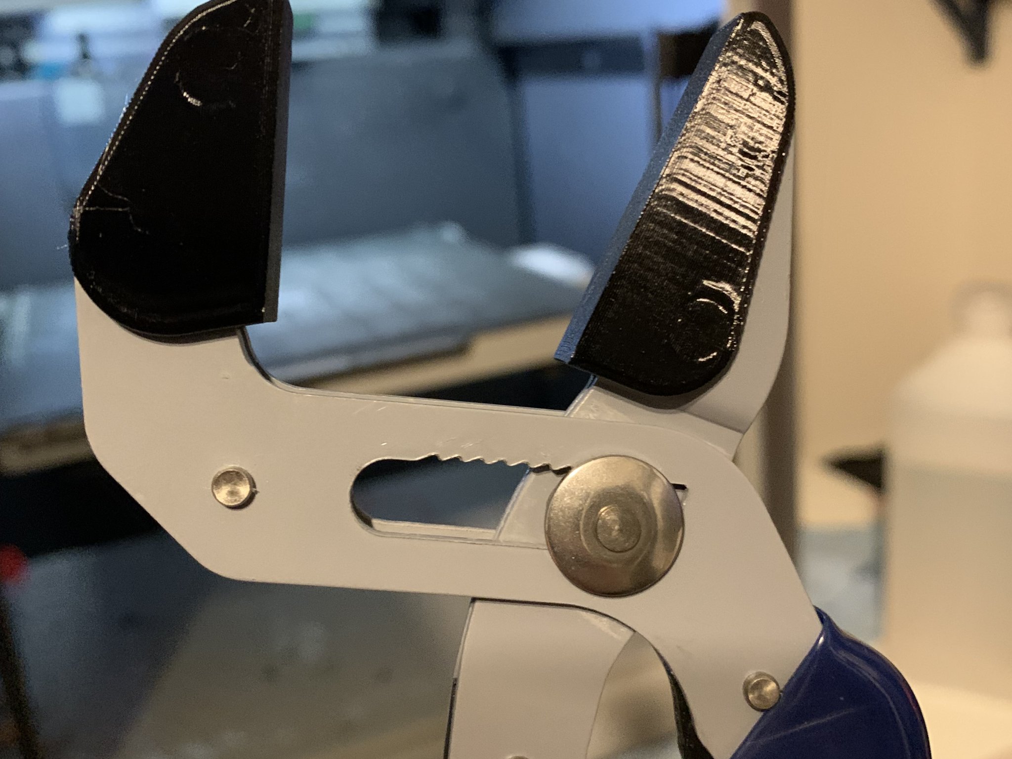 Mỏ cặp tự điều chỉnh QUINN 7 inch với hàm mềm TPU