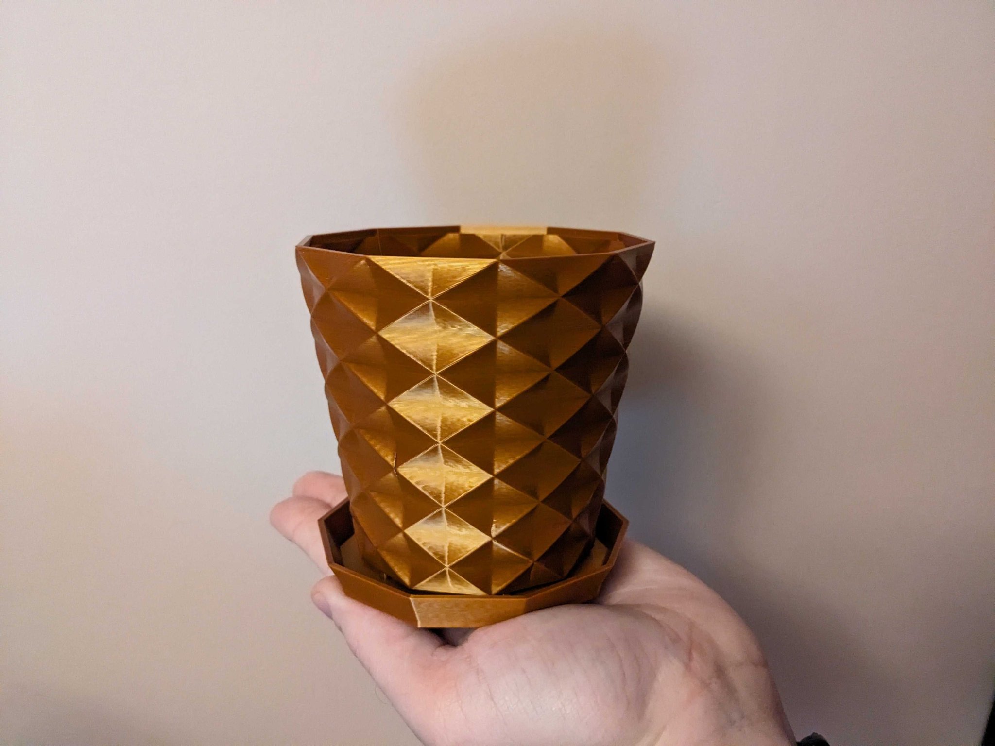 Chậu hoa nhỏ đơn giản có lỗ thoát nước và khay hứng nước