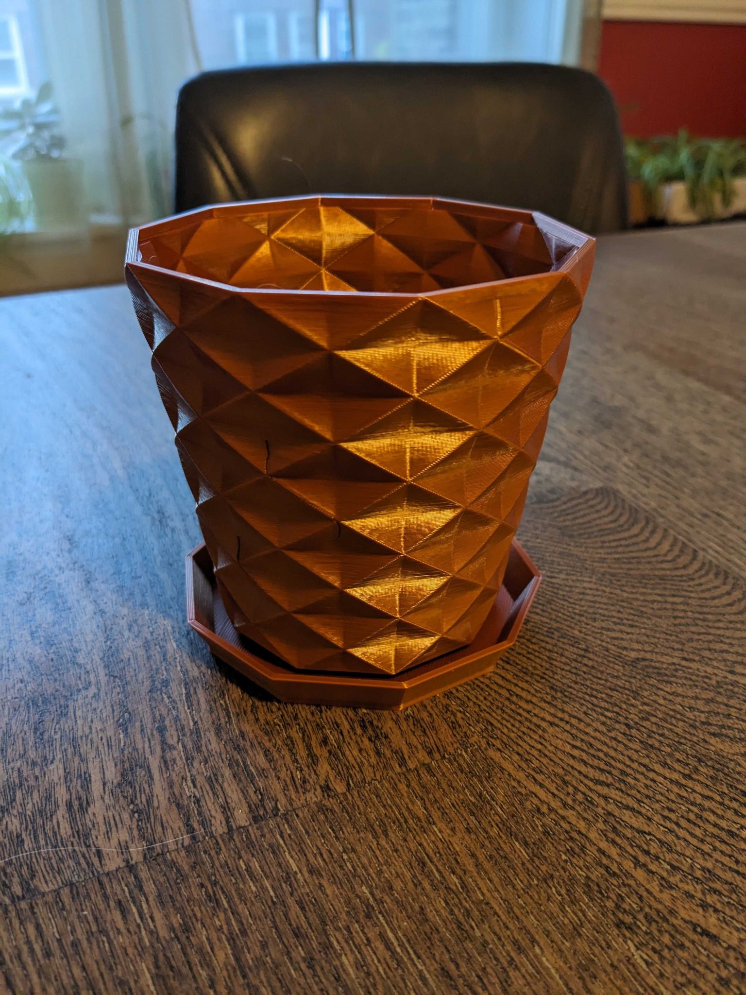 Chậu hoa nhỏ đơn giản có lỗ thoát nước và khay hứng nước