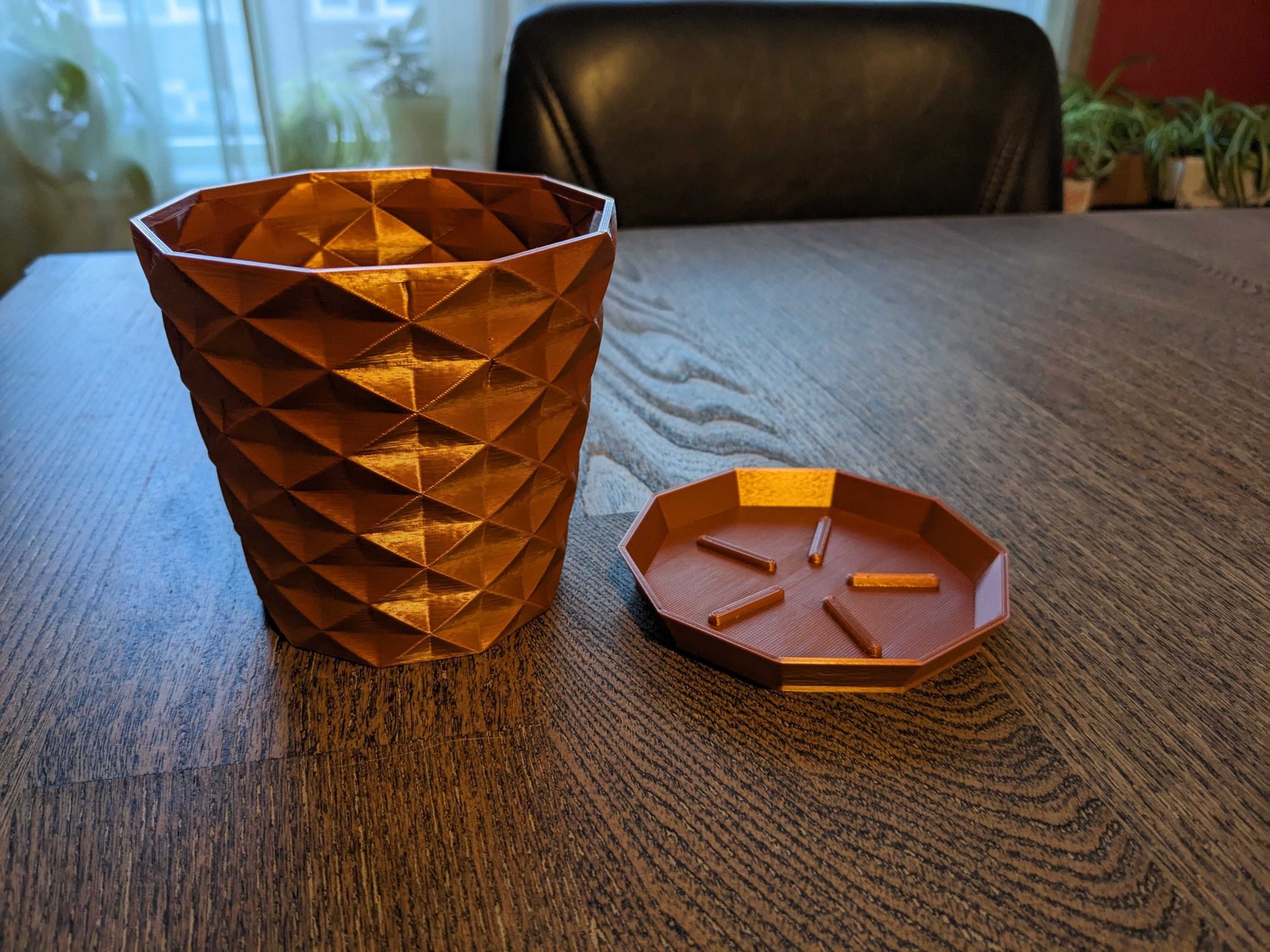 Chậu hoa nhỏ đơn giản có lỗ thoát nước và khay hứng nước