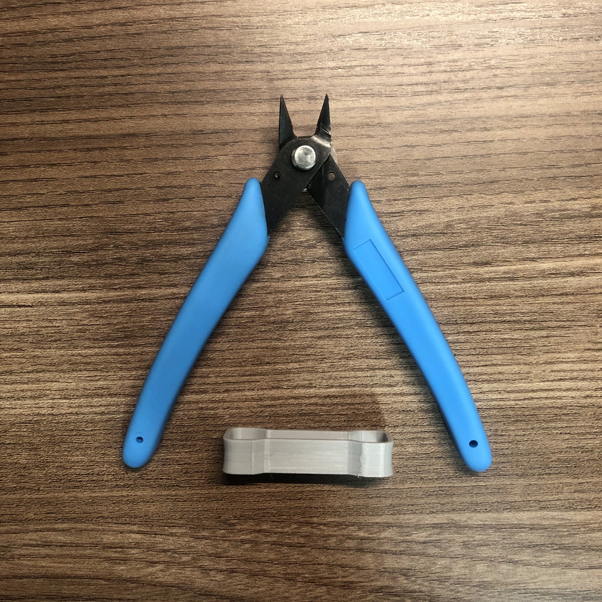 Kẹp để đóng kìm cắt an toàn hơn