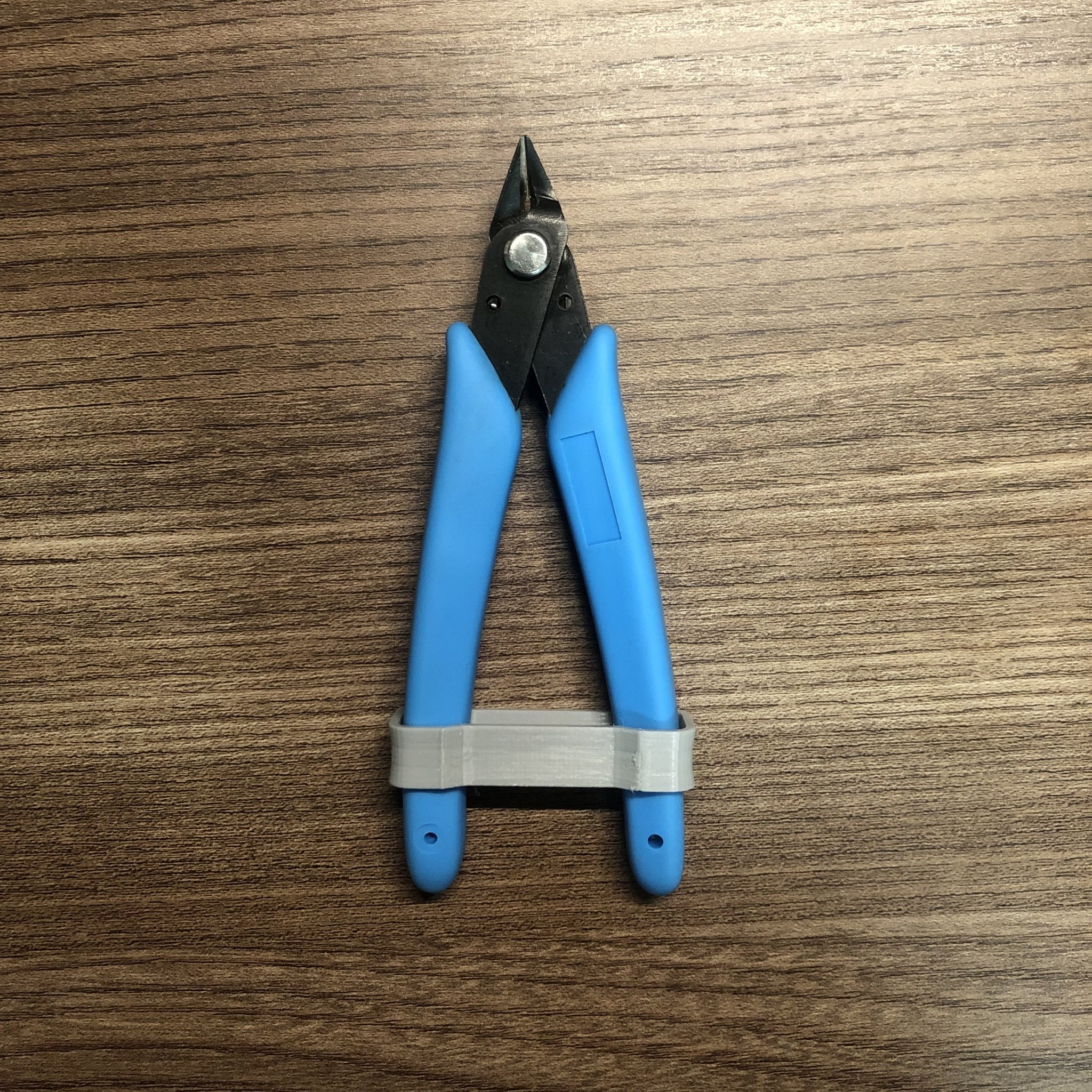 Kẹp để đóng kìm cắt an toàn hơn