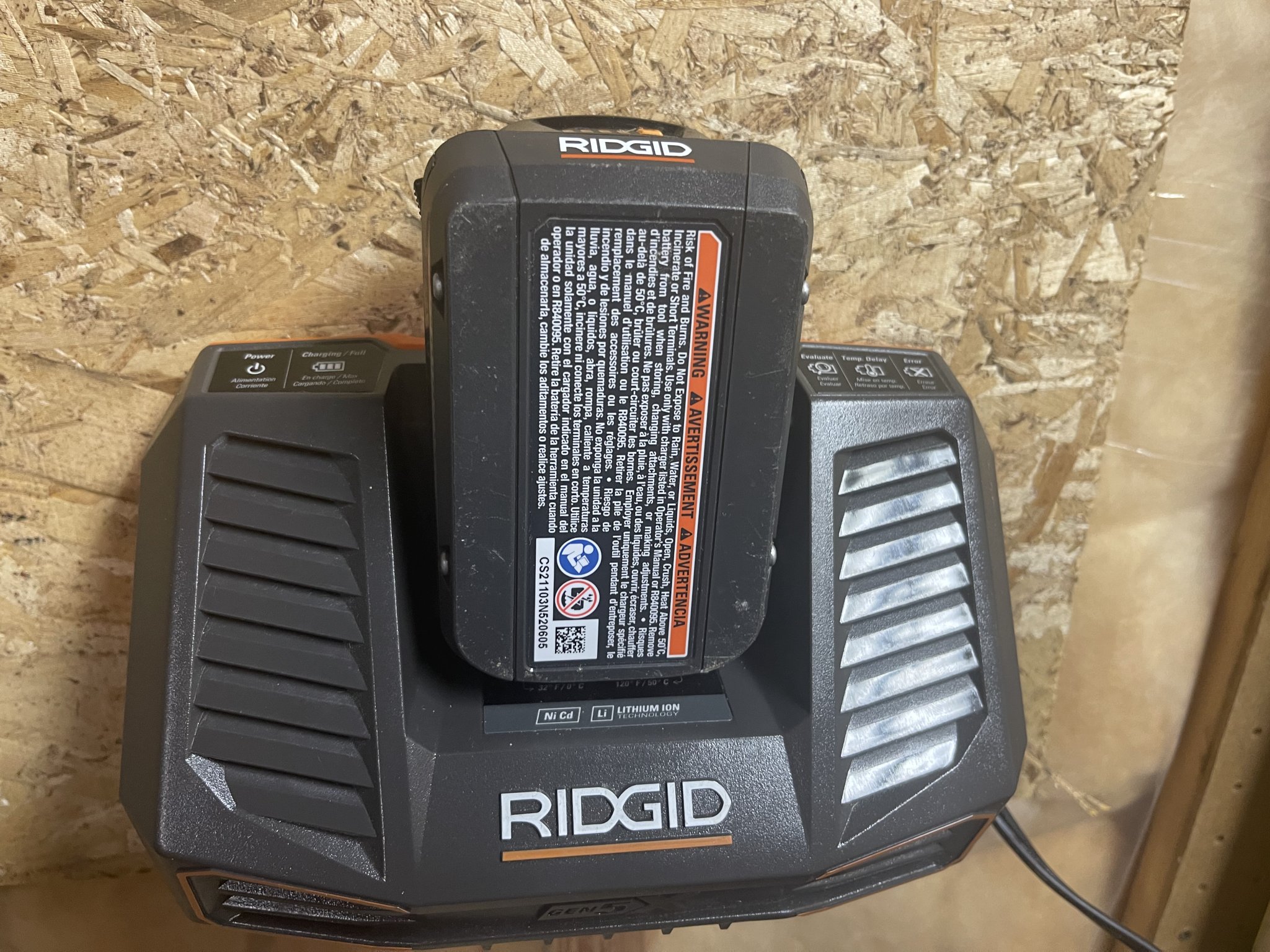Giá đỡ treo tường cho bộ sạc pin Ridgid R840095
